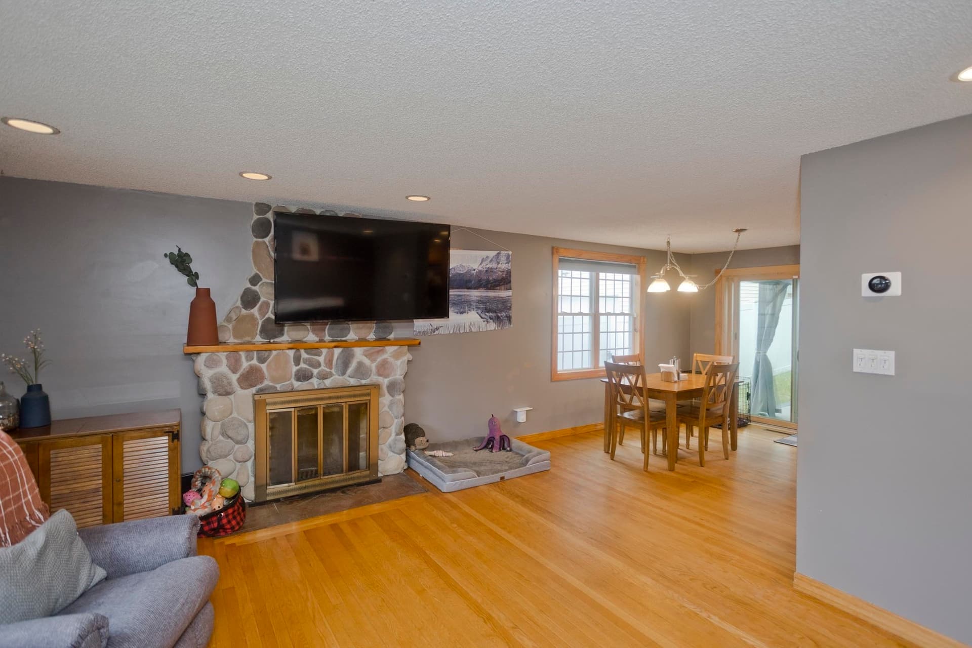 Single Family Residence at 122 Hartford Ter, Springfield MA 01118, photo 5 of 29