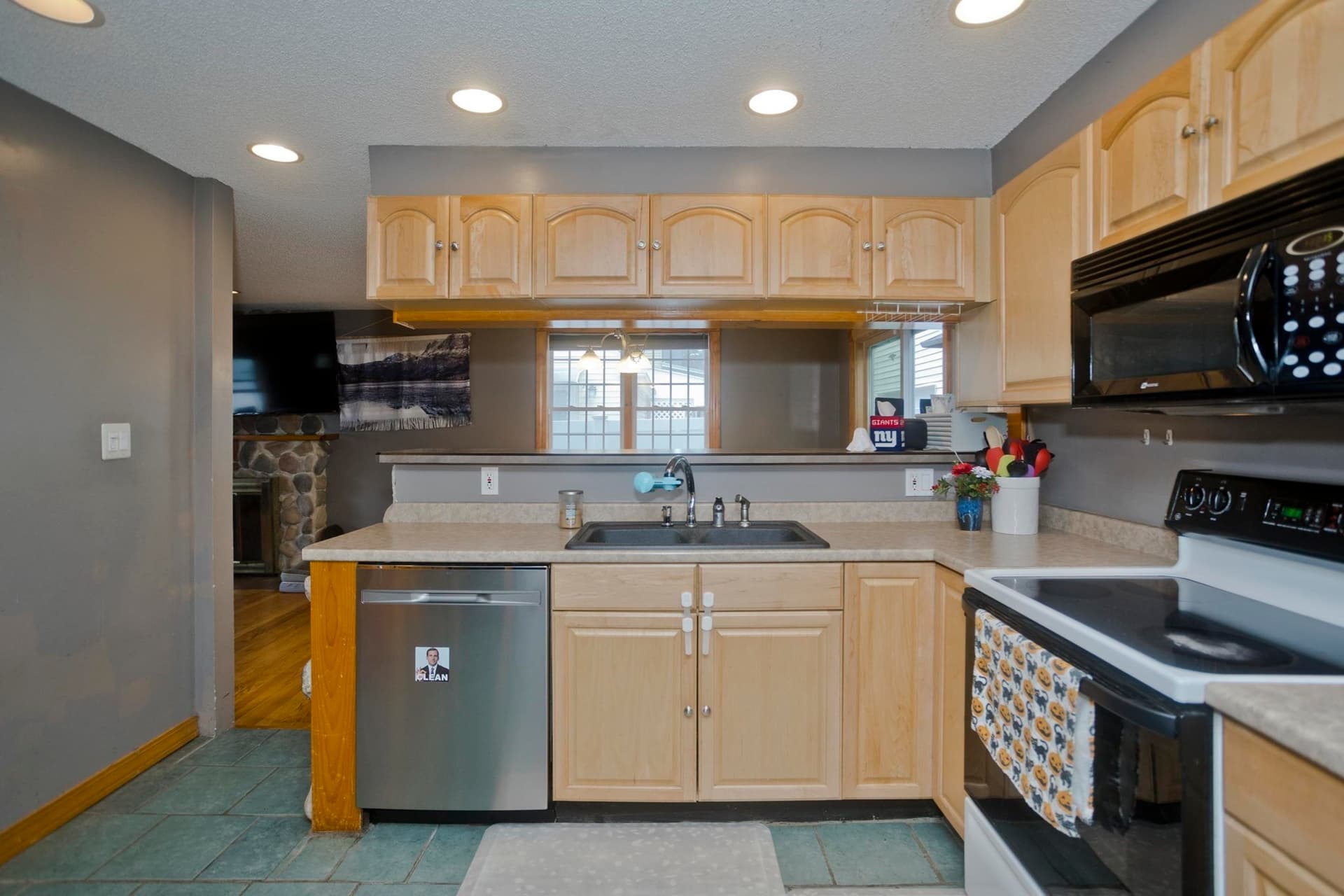Single Family Residence at 122 Hartford Ter, Springfield MA 01118, photo 10 of 29