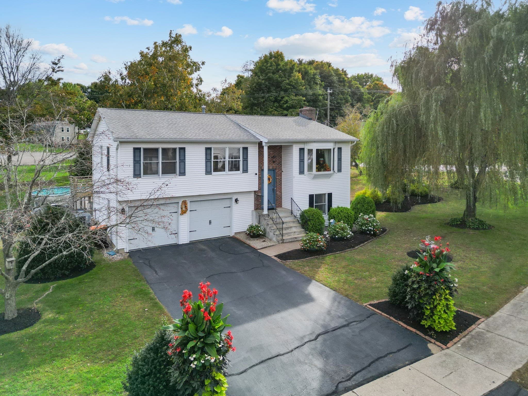 8 Oriole Dr, Agawam MA 01030