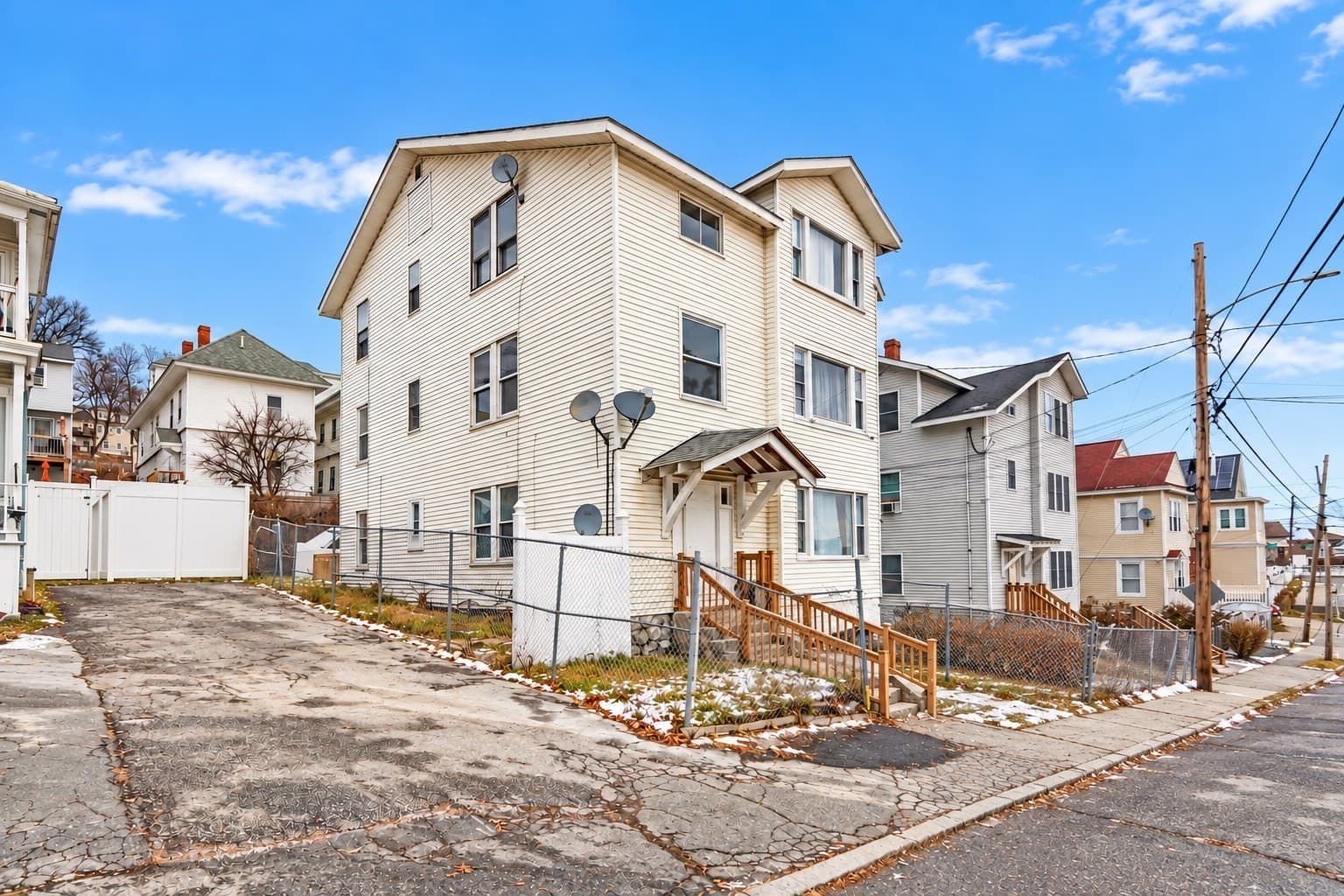 3 Family at 19 Oregon, Lawrence MA 01841, Lawrence, photo 2 of 14