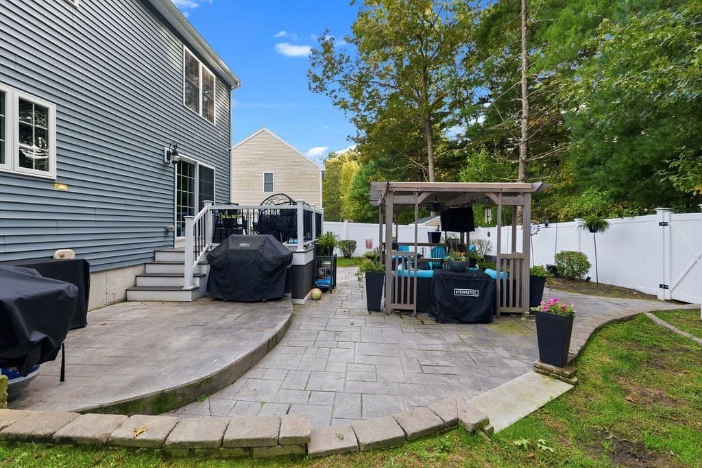 Single Family Residence at 982 Dighton Woods Cir, Dighton MA 02715, Dighton, photo 5 of 23