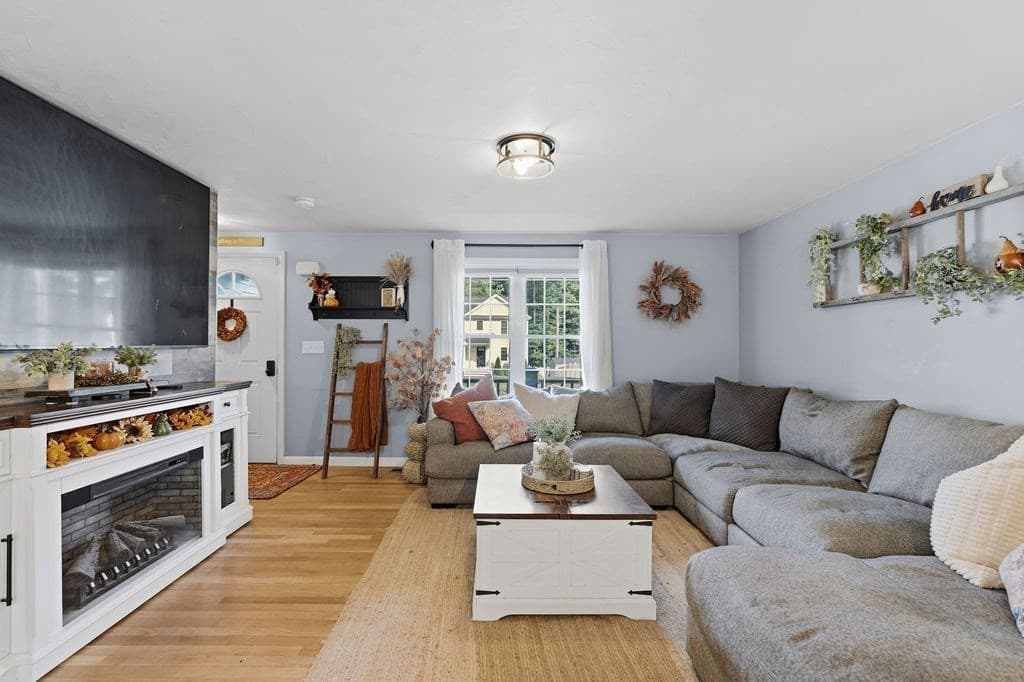 Single Family Residence at 982 Dighton Woods Cir, Dighton MA 02715, Dighton, photo 9 of 23