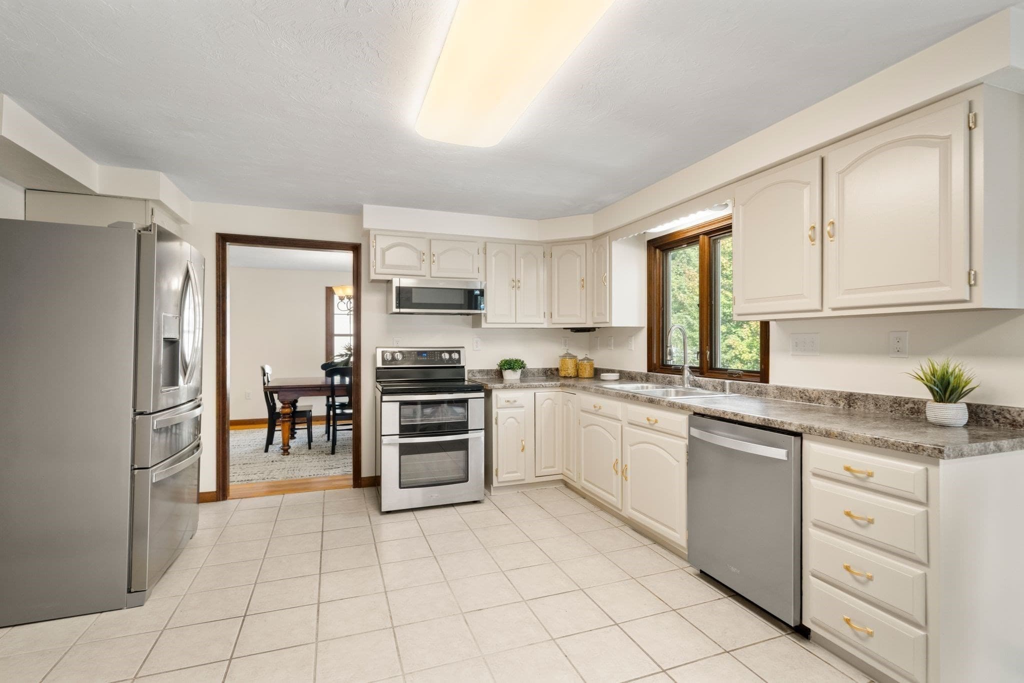 Single Family Residence at 173 Metcalf Rd, North Attleboro MA 02760, North Attleboro, photo 9 of 40