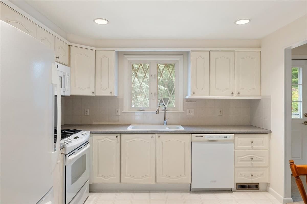 Single Family Residence at 54 Apple D'or Road, Framingham MA 01701, Framingham, photo 11 of 31