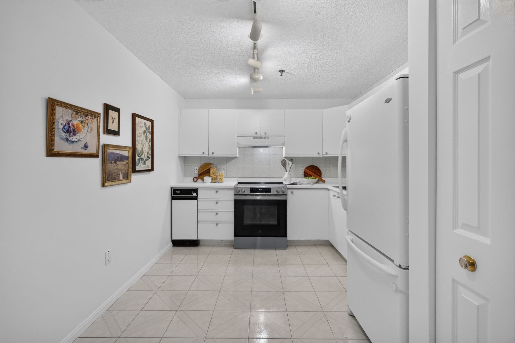 Condominium at 3920 Mystic Valley Pkwy # 522, Medford MA 02155, Medford, photo 8 of 42