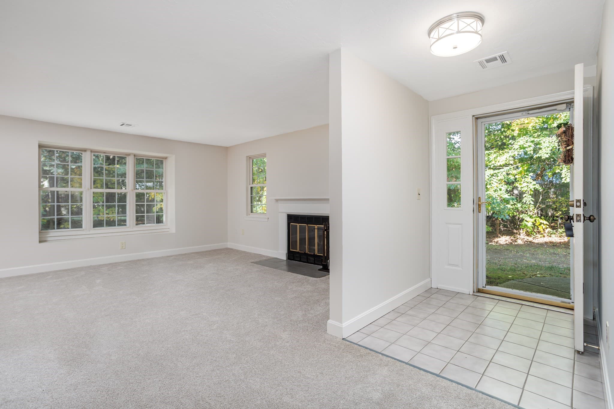 Condominium at 303 Ridgefield Circle # 303D, Clinton MA 01510, Clinton, photo 3 of 37