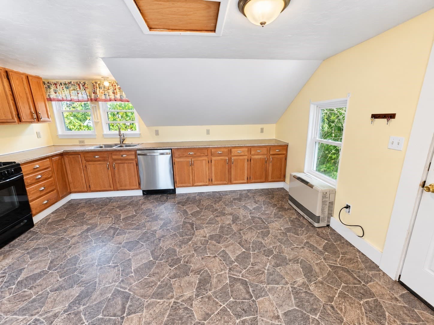 2 Family - 2 Units Up/Down at 13 Mechanic St, Winchendon MA 01475, Winchendon, photo 16 of 41