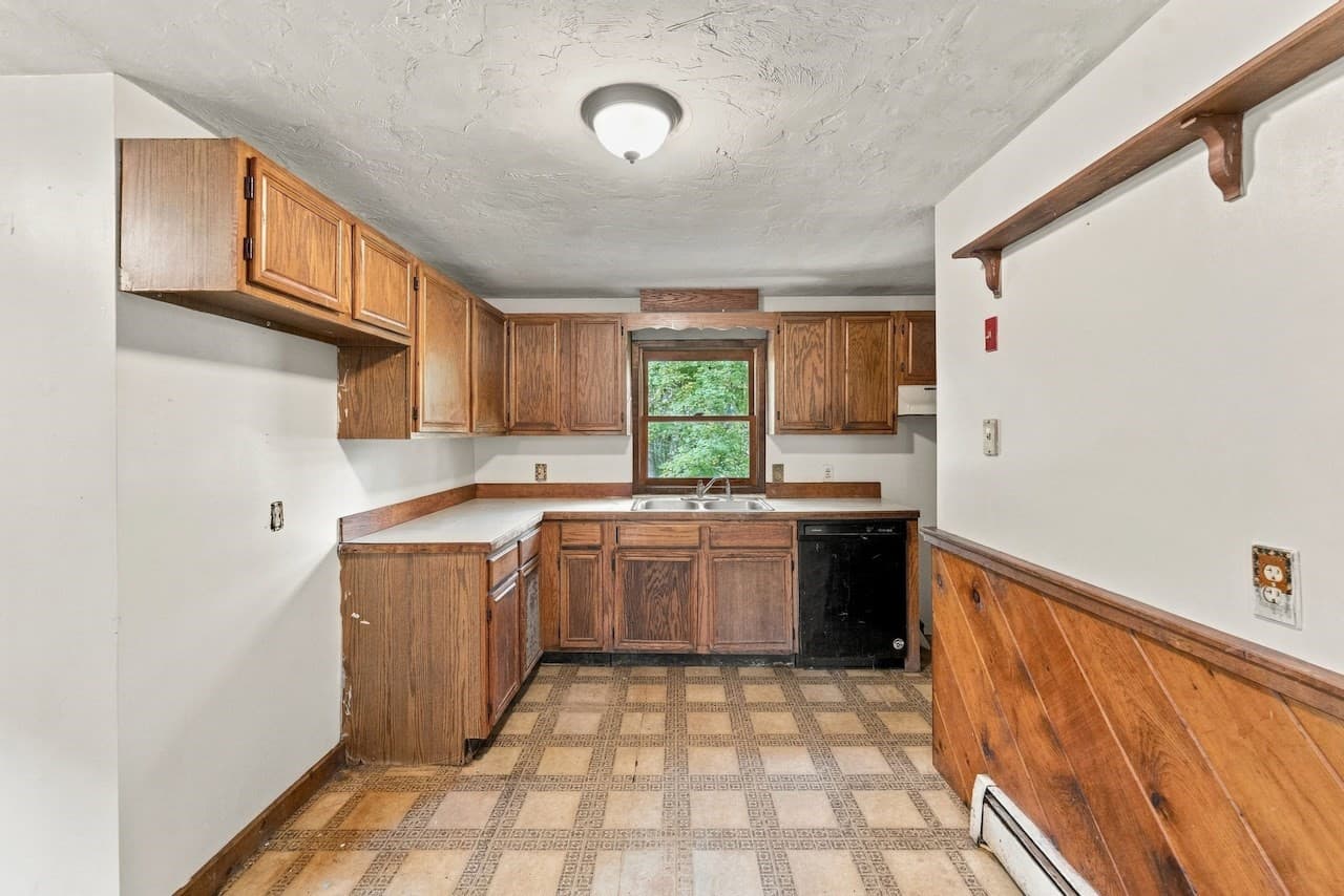Single Family Residence at 69 Lake Ave, Leicester MA 01524, Leicester, photo 9 of 40