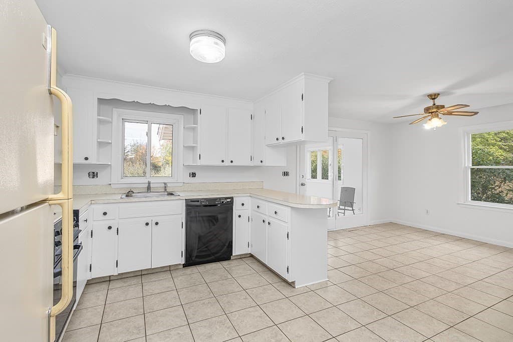 Single Family Residence at 60 Sheldonville Rd, North Attleboro MA 02760, photo 5 of 32