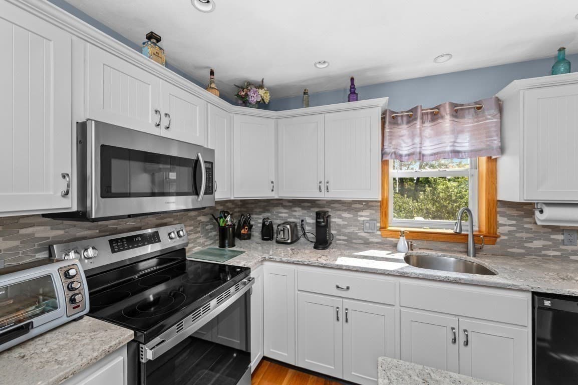 Single Family Residence at 3 Gatta Cir, Woburn MA 01801, Woburn, photo 5 of 33