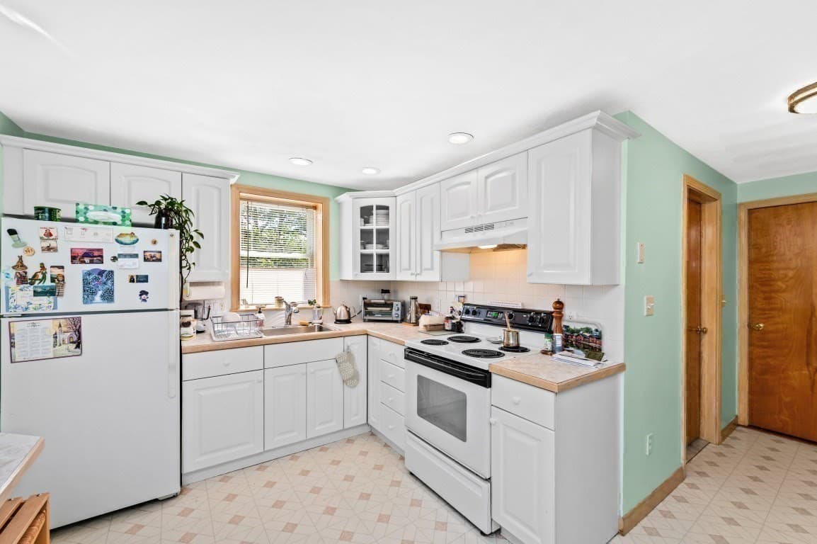 Single Family Residence at 3 Gatta Cir, Woburn MA 01801, Woburn, photo 14 of 33
