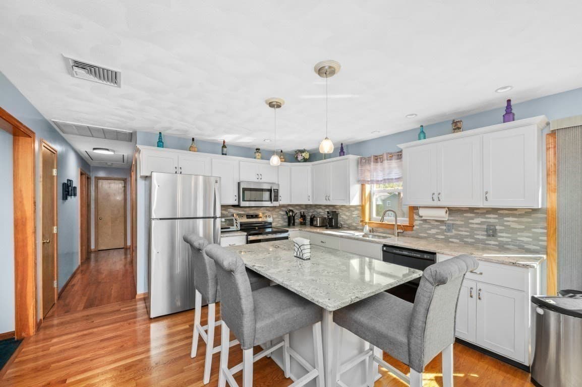 Single Family Residence at 3 Gatta Cir, Woburn MA 01801, Woburn, photo 4 of 33