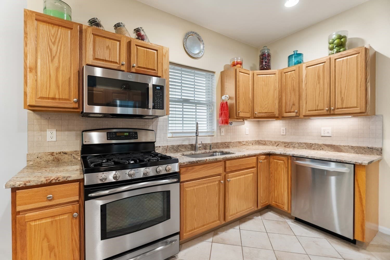 Condominium at 30 Summerfield Drive # 30, Uxbridge MA 01569, Uxbridge, photo 9 of 42