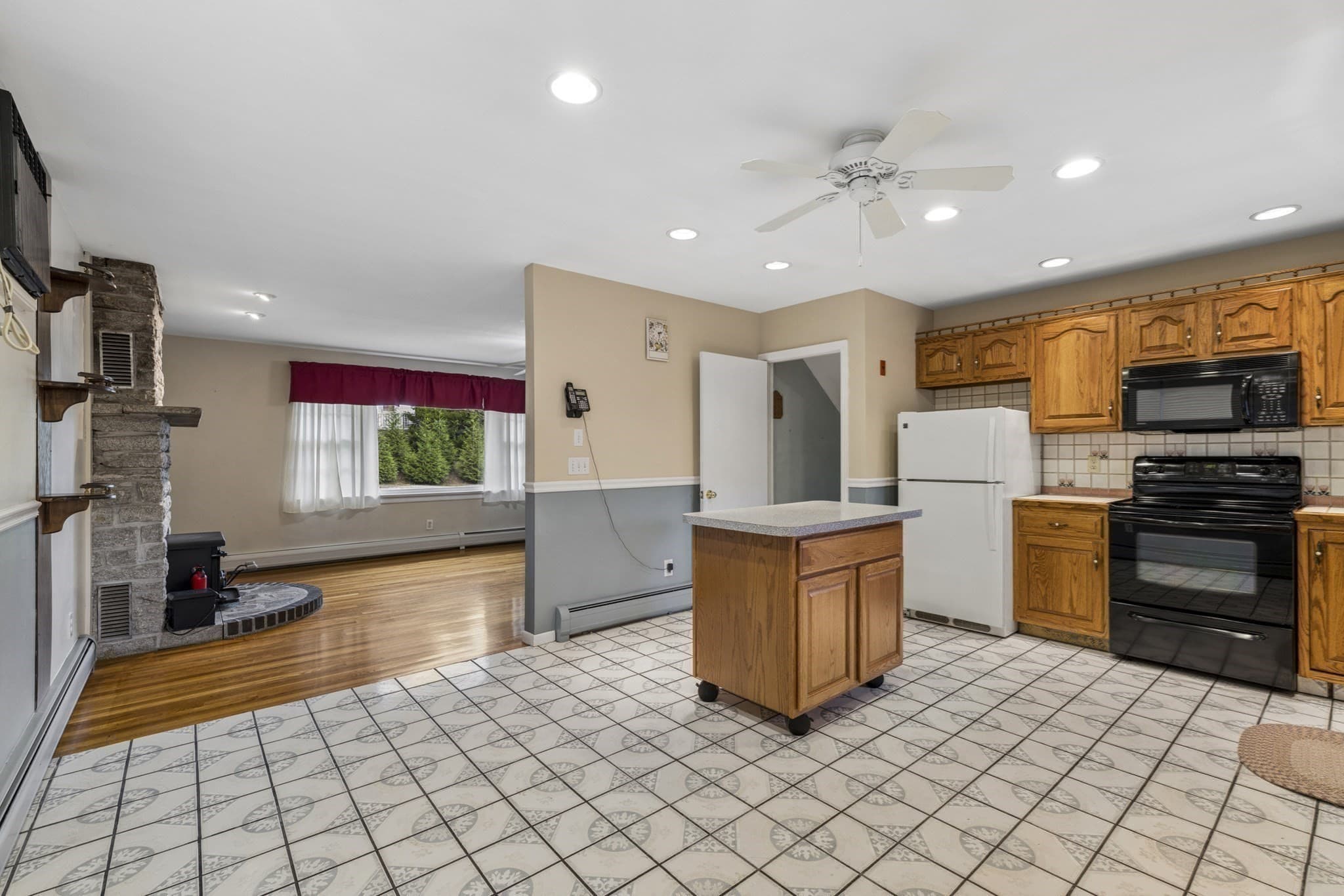 Single Family Residence at 30 Lee Rd, Dracut MA 01826, Dracut, photo 6 of 29