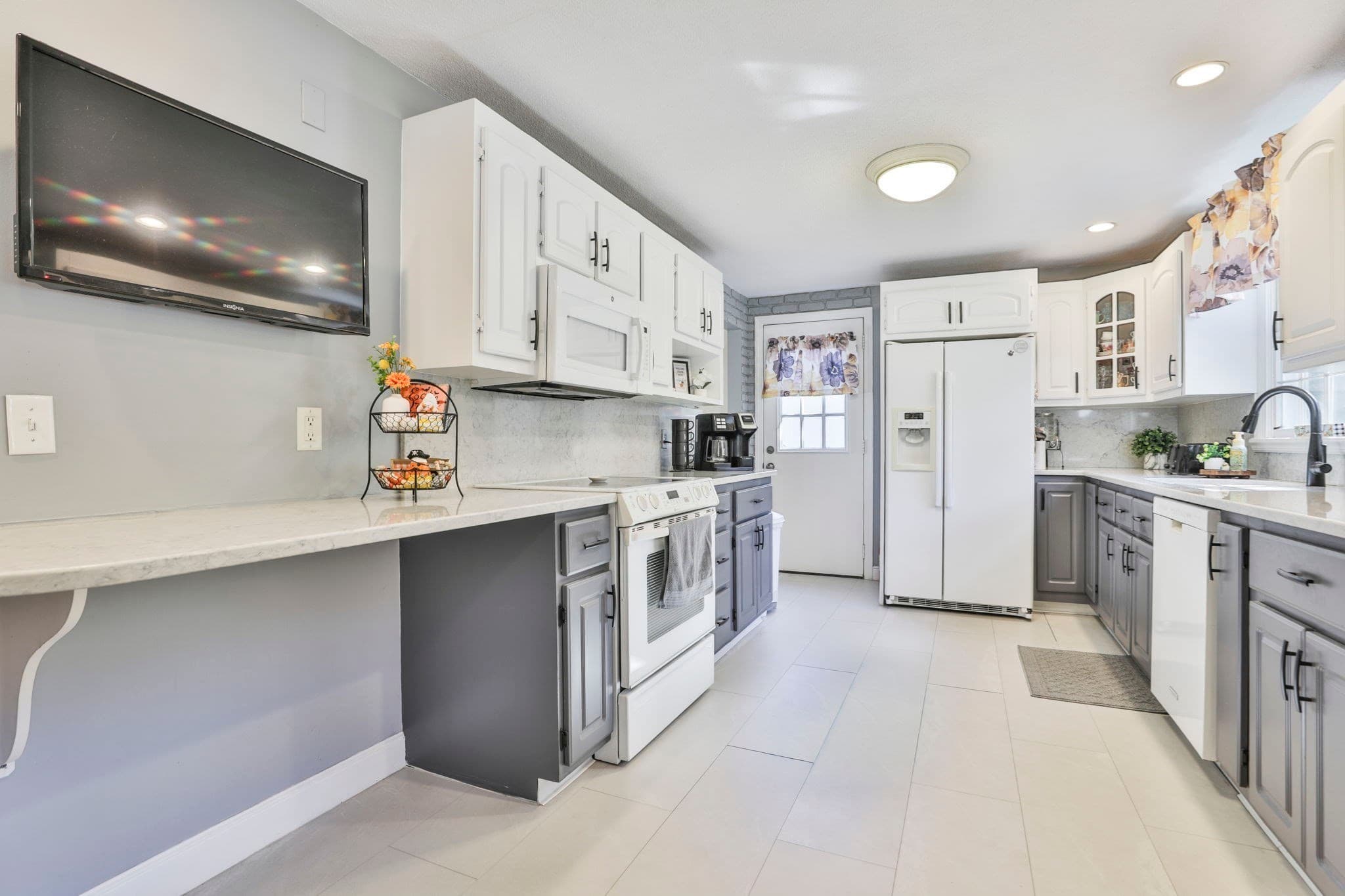 Single Family Residence at 25 Indian Rock Dr, Saugus MA 01906, Saugus, photo 5 of 42