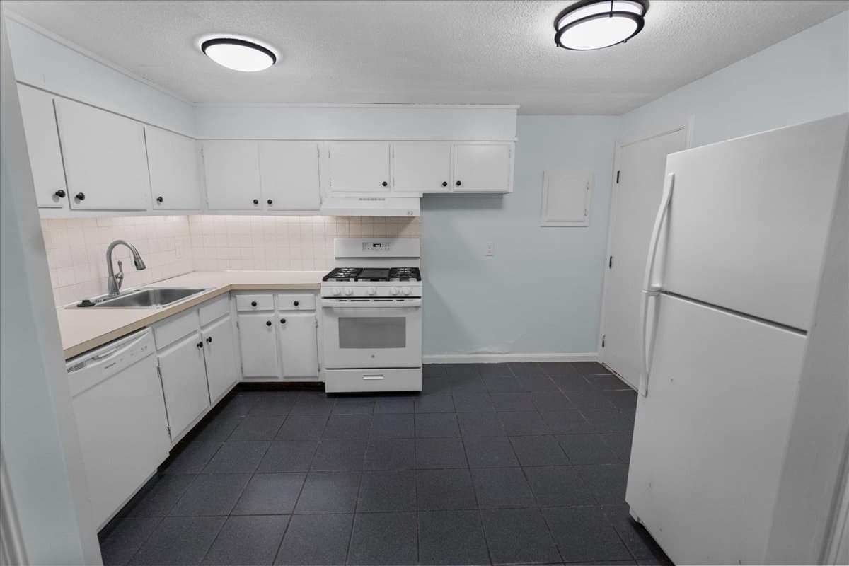 Condominium at 635 W Lowell Ave # 2, Haverhill MA 01832, Haverhill, photo 9 of 10