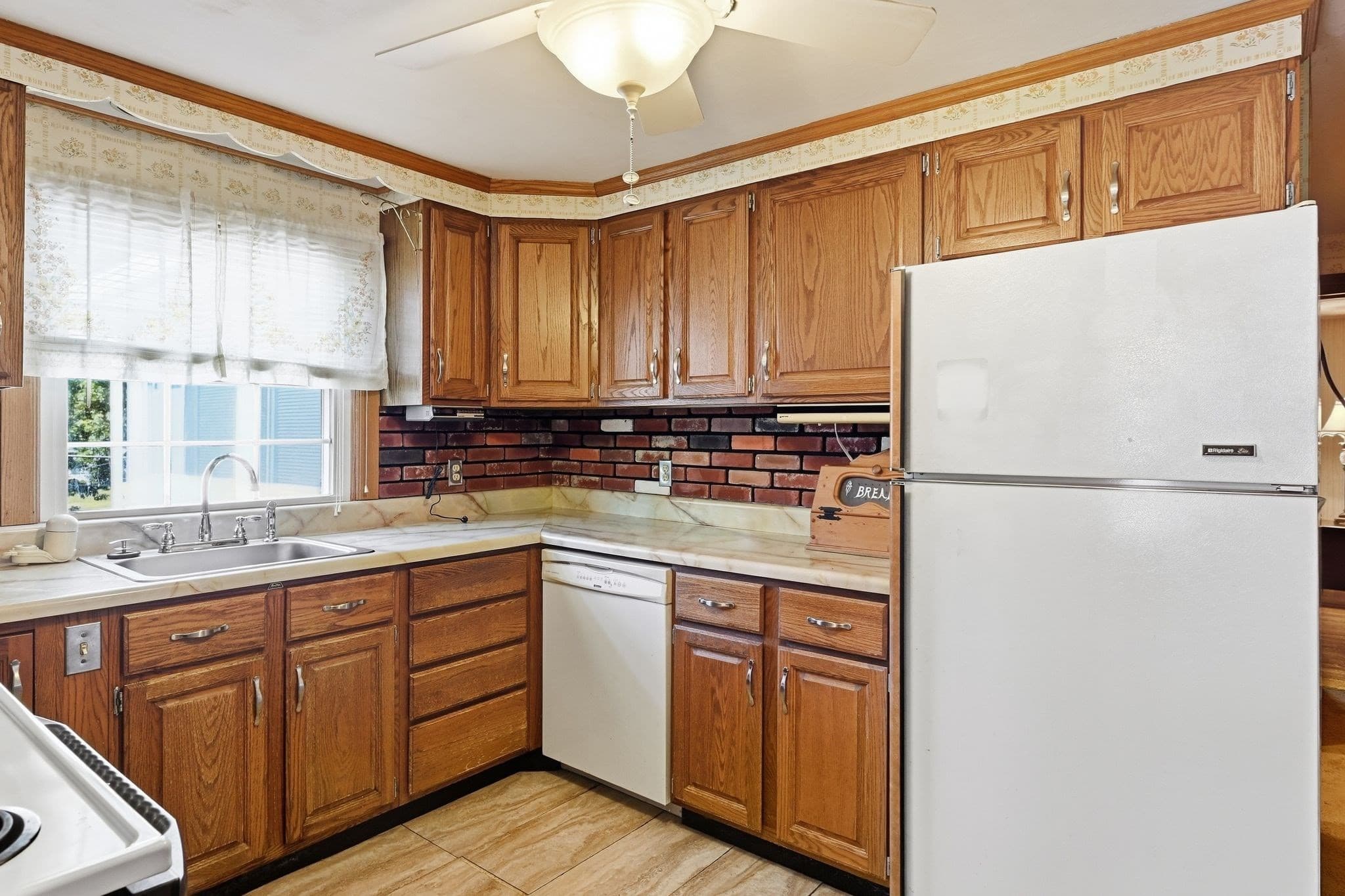 Single Family Residence at 16 Holly Ct, Springfield MA 01151, Springfield, photo 7 of 42