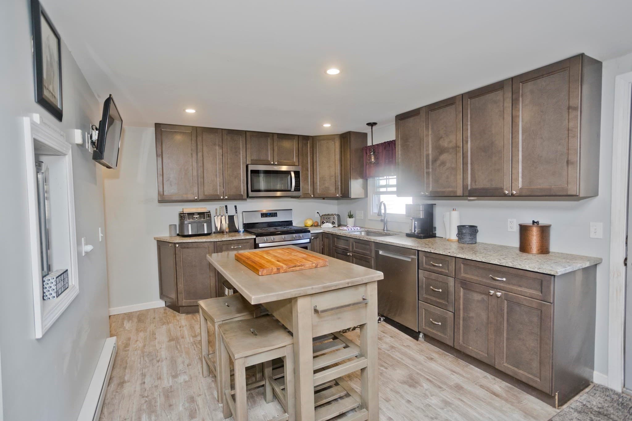 Single Family Residence at 107 Parenteau Dr, Chicopee MA 01020, Chicopee, photo 14 of 40