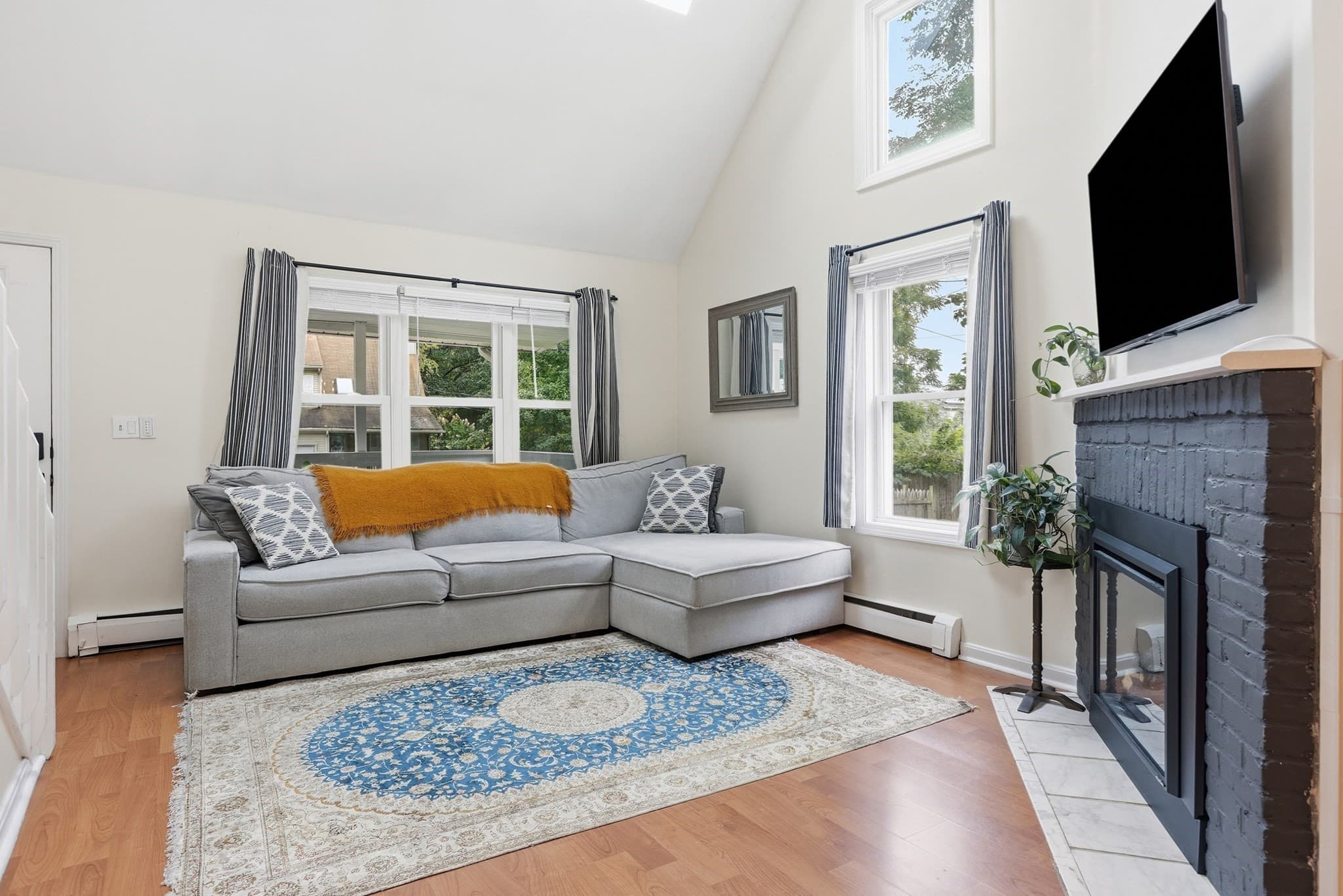 Single Family Residence at 8 Guilford St, Worcester MA 01606, Worcester, photo 6 of 30