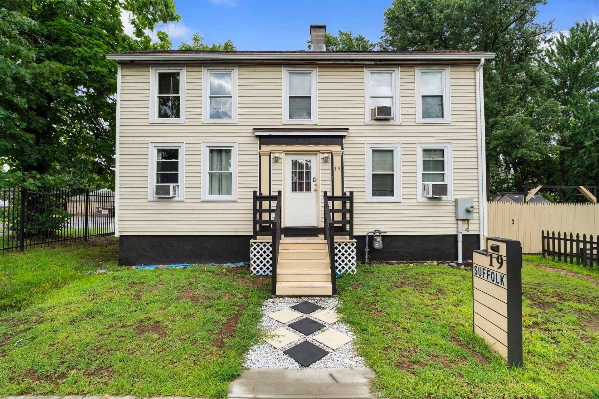 19 Suffolk St, Springfield MA 01109