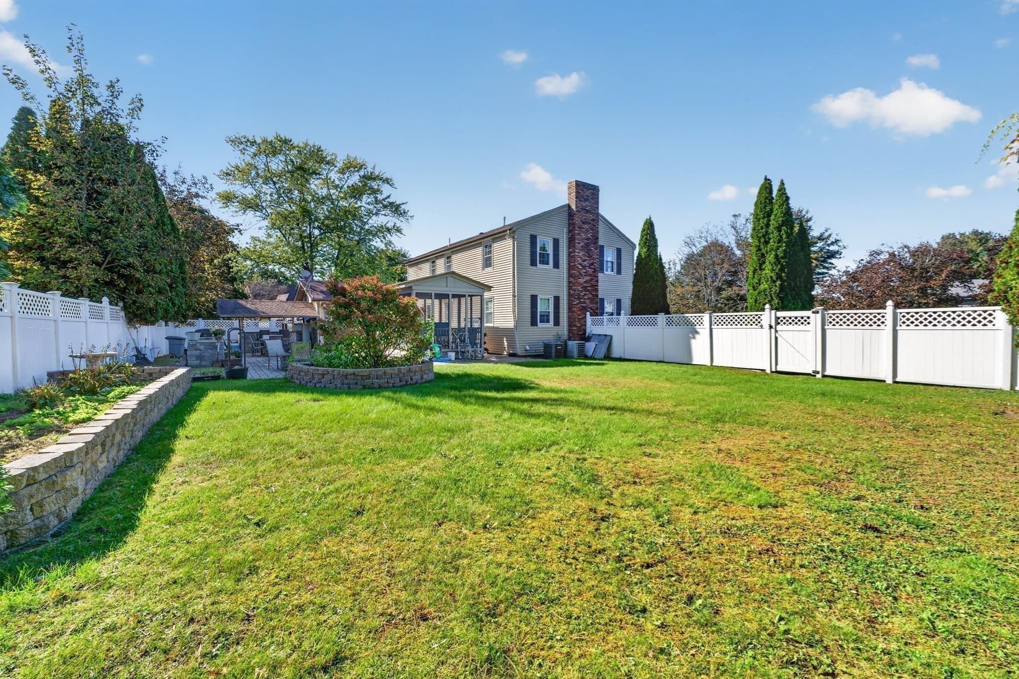 Single Family Residence at 4 Old Homestead Rd, Methuen MA 01844, Methuen, photo 8 of 36