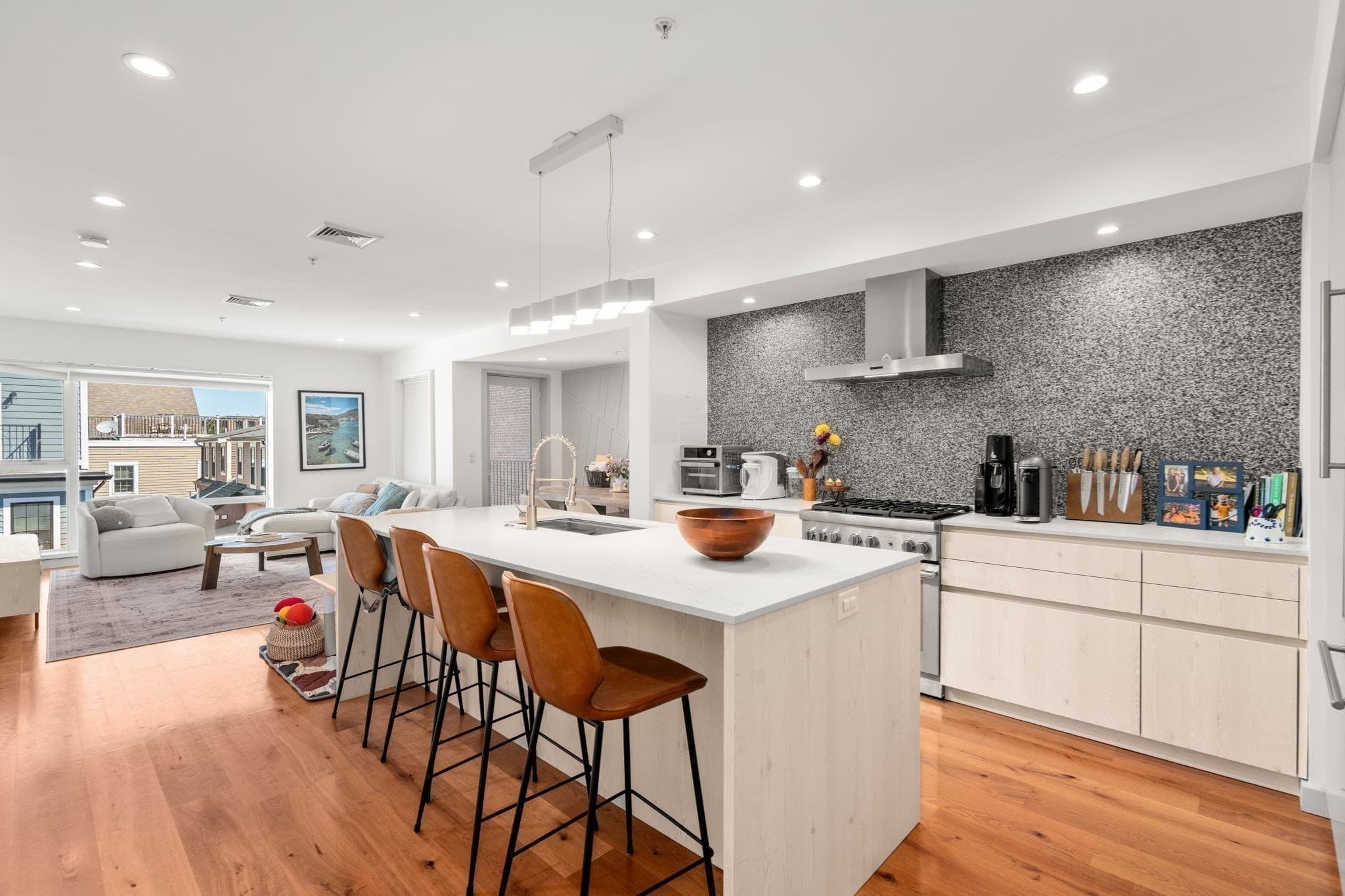 Condominium at 362-364 W Broadway # 5, Boston MA 02127, Boston, photo 4 of 25