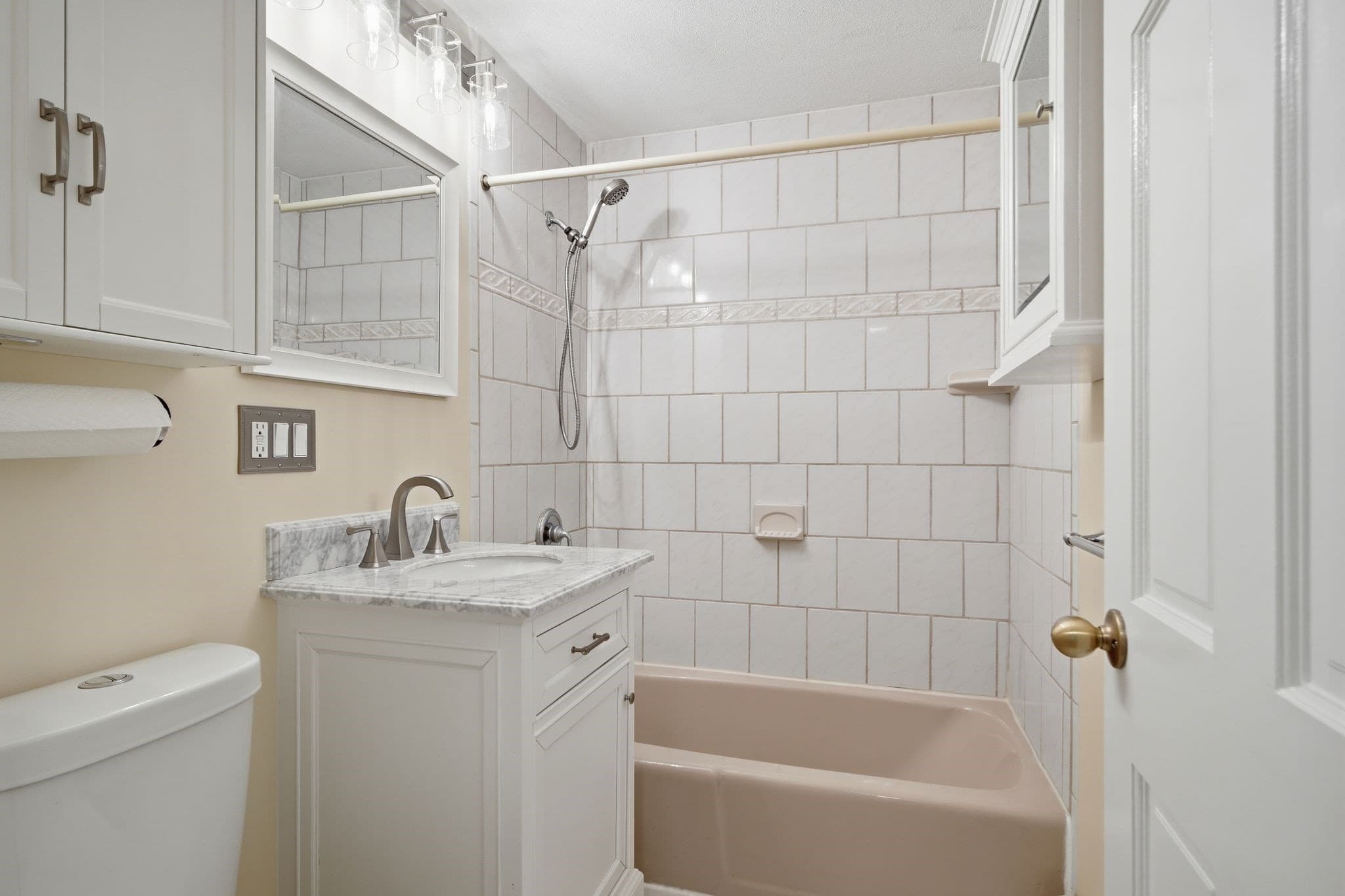 Condominium at 4 Colonial Dr # 11, Andover MA 01810, Andover, photo 13 of 28