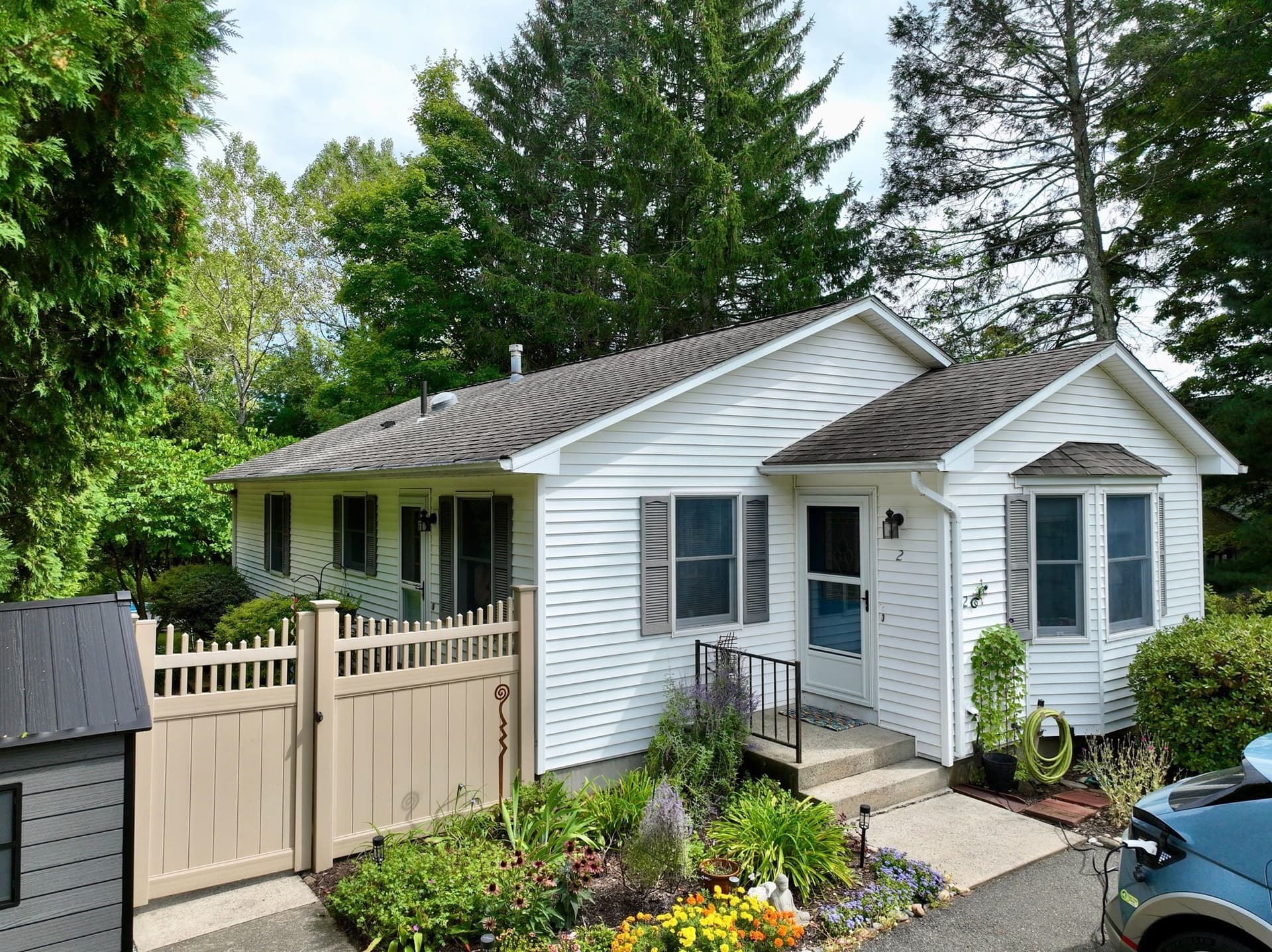 2 Grandview Ln, Easthampton MA 01027