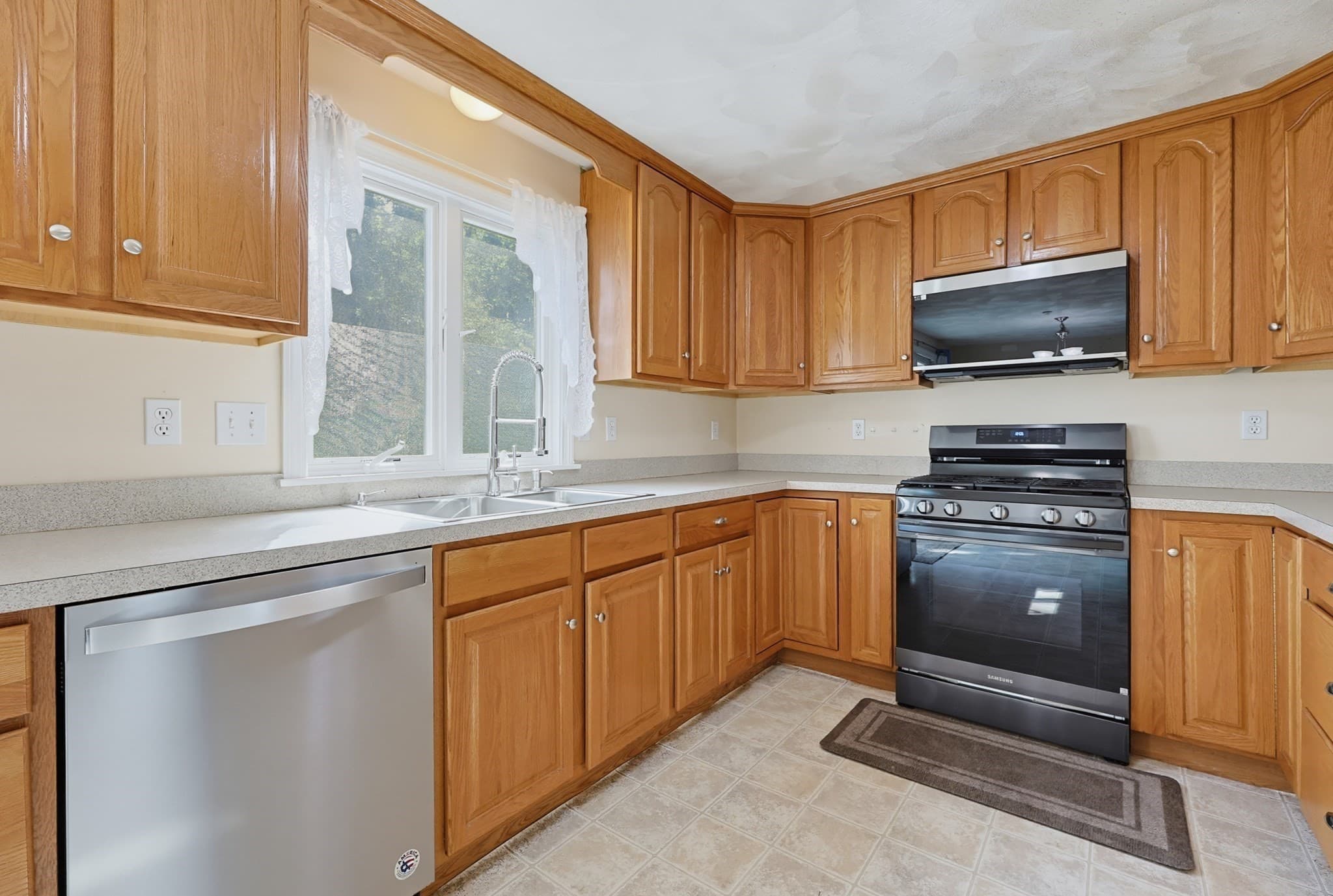Condominium at 37 Dennis St # 5, Attleboro MA 02703, Attleboro, photo 10 of 38