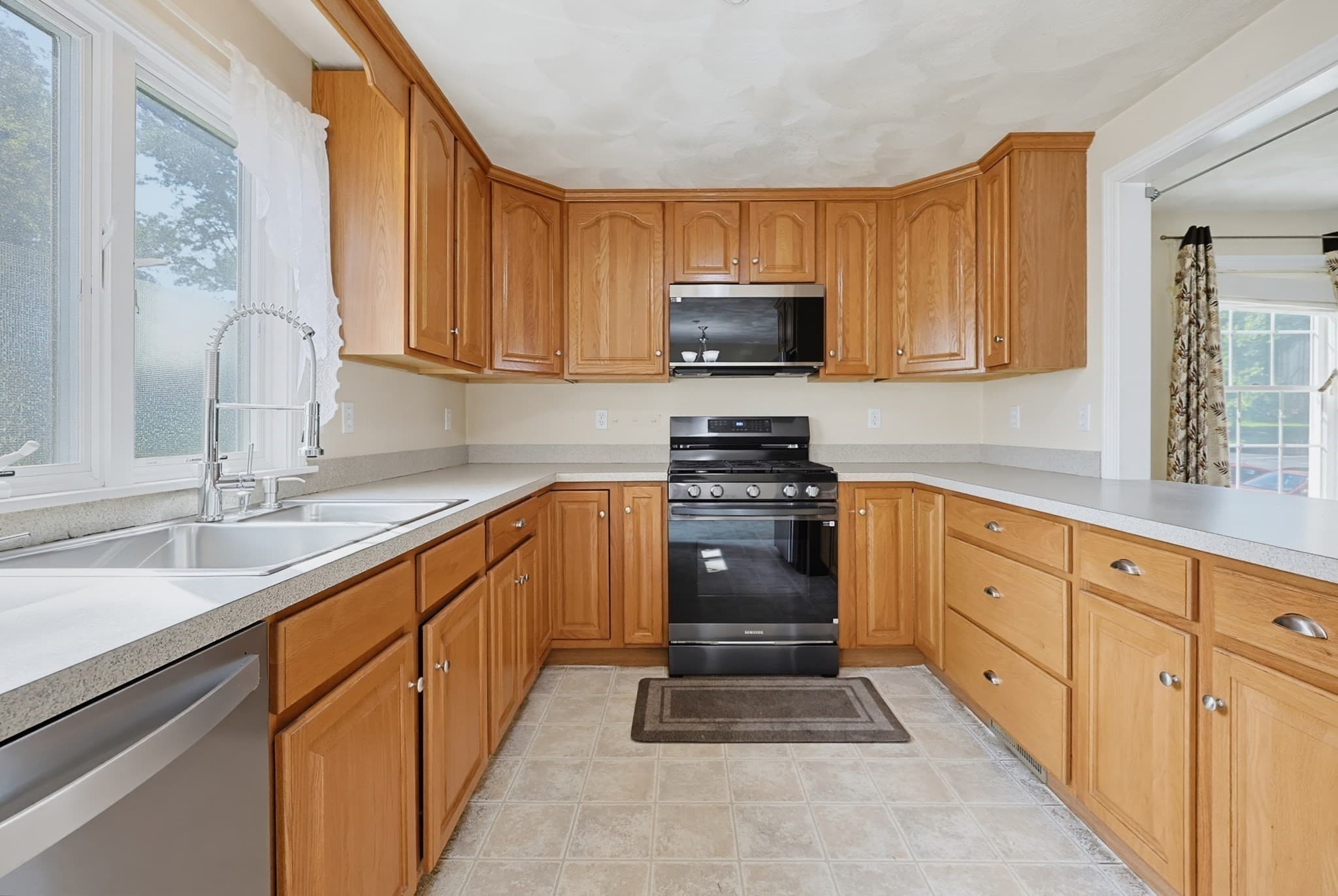 Condominium at 37 Dennis St # 5, Attleboro MA 02703, Attleboro, photo 8 of 38