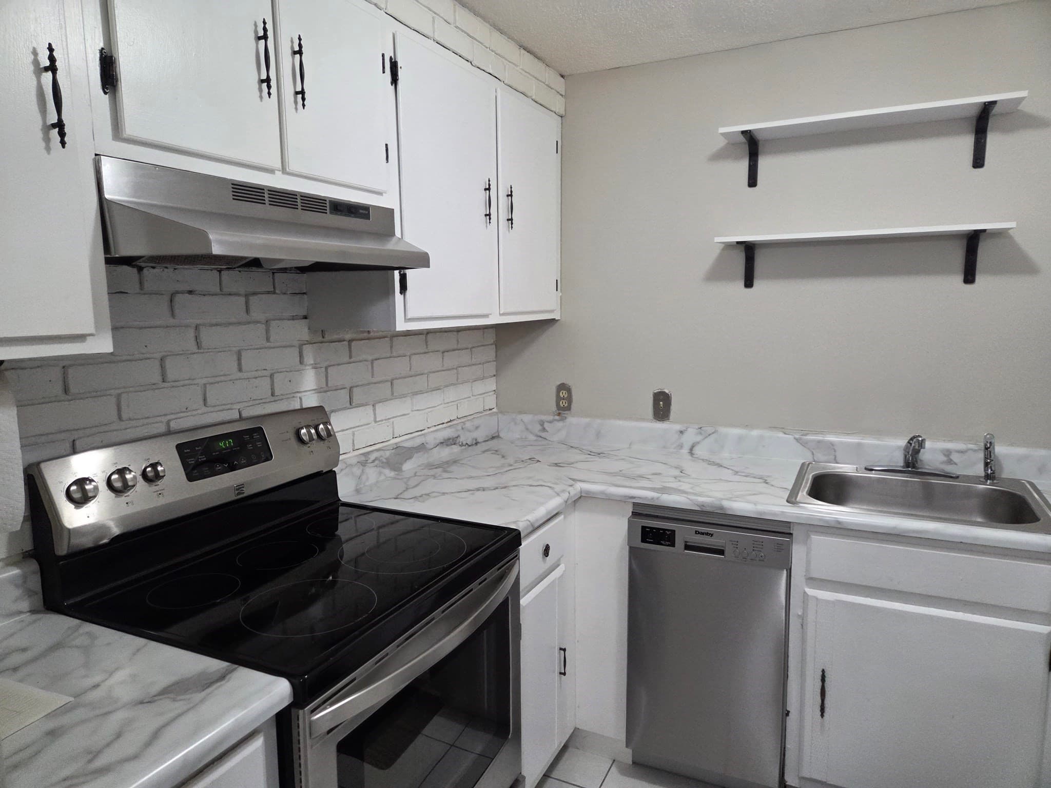 Condominium at 129 Quaker Highway # 23, Uxbridge MA 01569, Uxbridge, photo 4 of 28