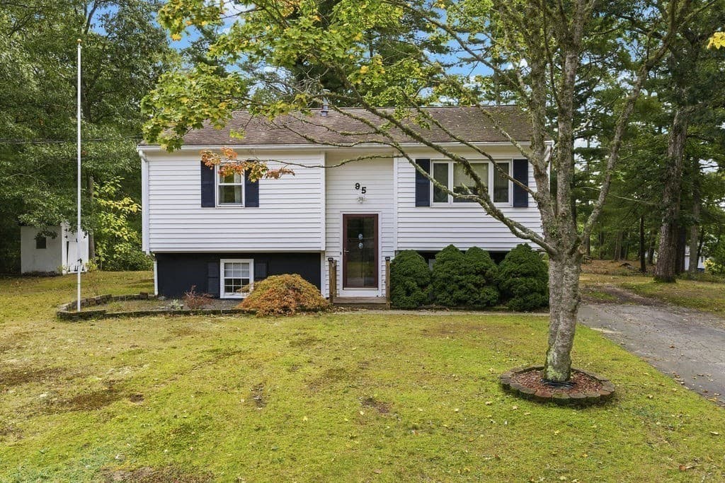 95 Mayflower Ln, Wareham MA 02571
