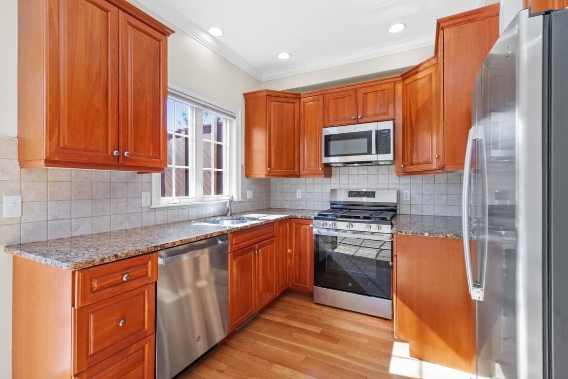 Condominium at 25 Hastings Ave # 3, Waltham MA 02453, Waltham, photo 6 of 32