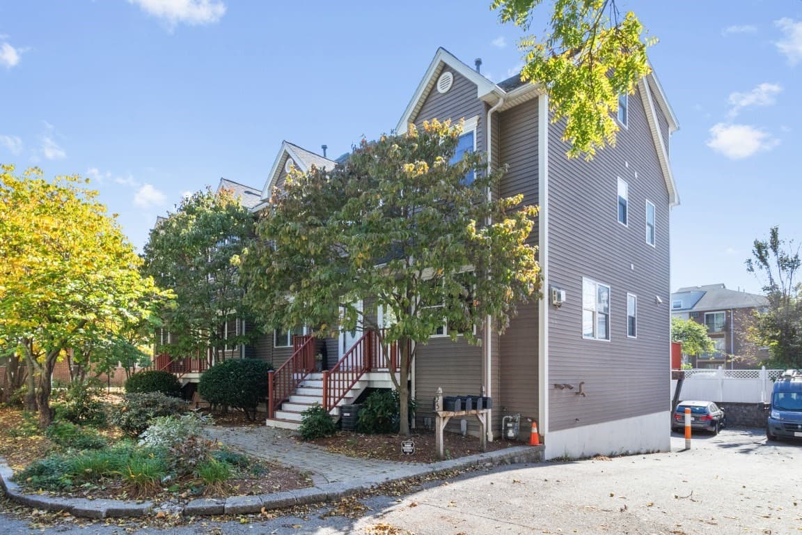 Condominium at 25 Hastings Ave # 3, Waltham MA 02453, Waltham, photo 3 of 32