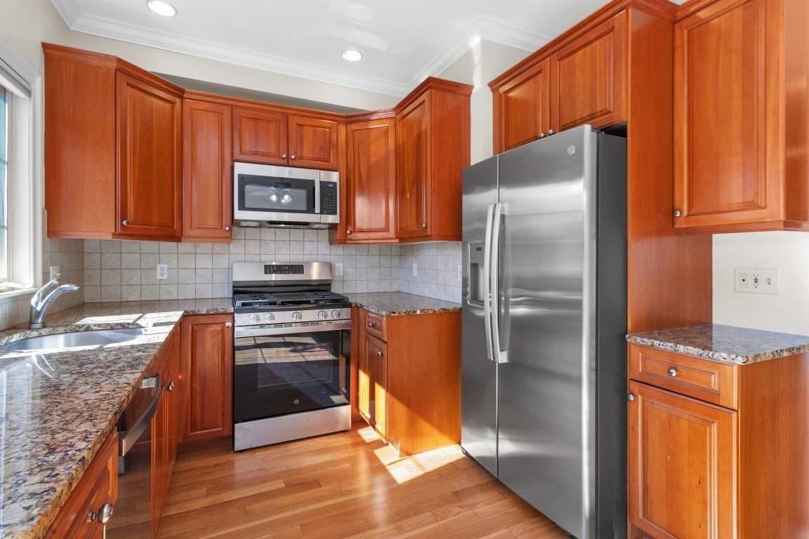 Condominium at 25 Hastings Ave # 3, Waltham MA 02453, Waltham, photo 5 of 32