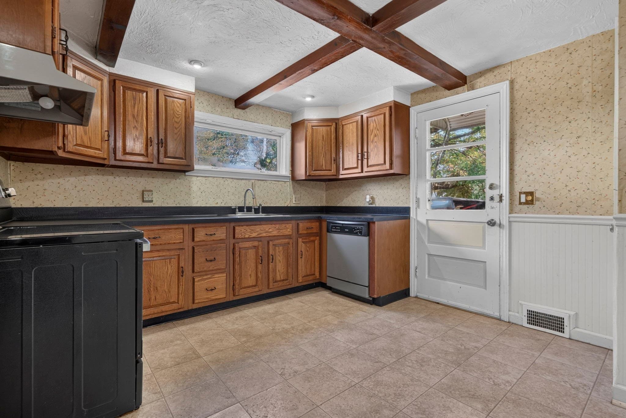 Single Family Residence at 31 Westmorland Dr, Worcester MA 01602, Worcester, photo 6 of 26