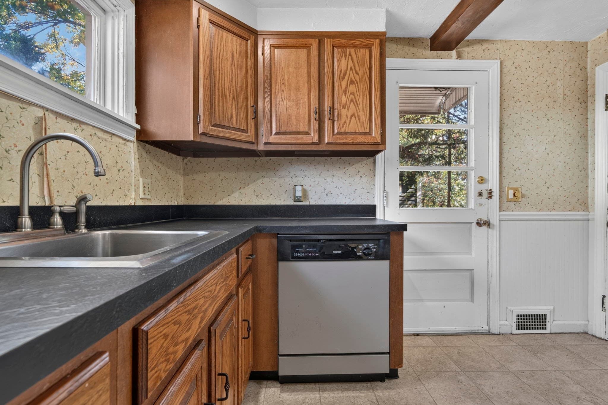 Single Family Residence at 31 Westmorland Dr, Worcester MA 01602, Worcester, photo 7 of 26