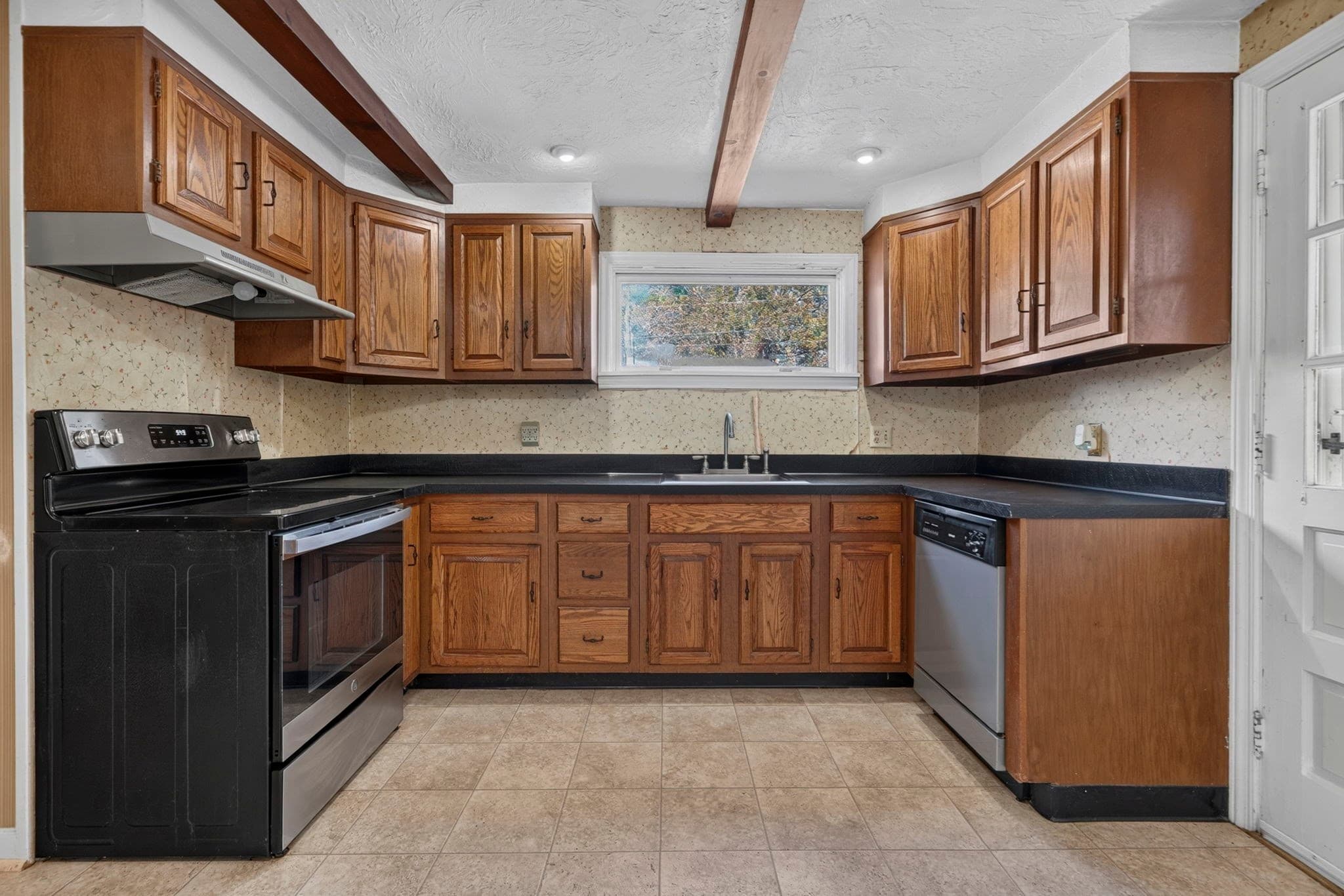 Single Family Residence at 31 Westmorland Dr, Worcester MA 01602, Worcester, photo 5 of 26