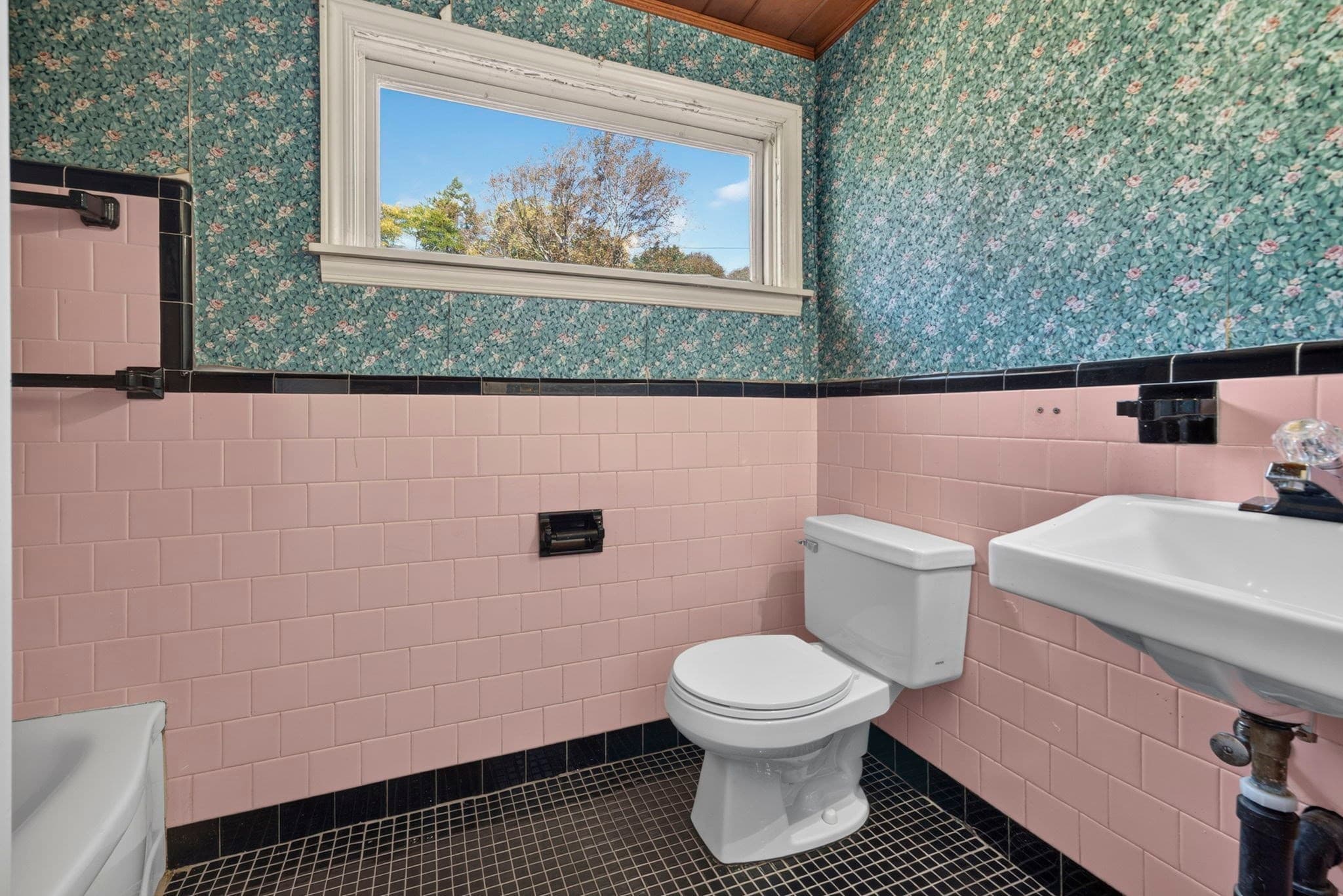 Single Family Residence at 31 Westmorland Dr, Worcester MA 01602, Worcester, photo 15 of 26