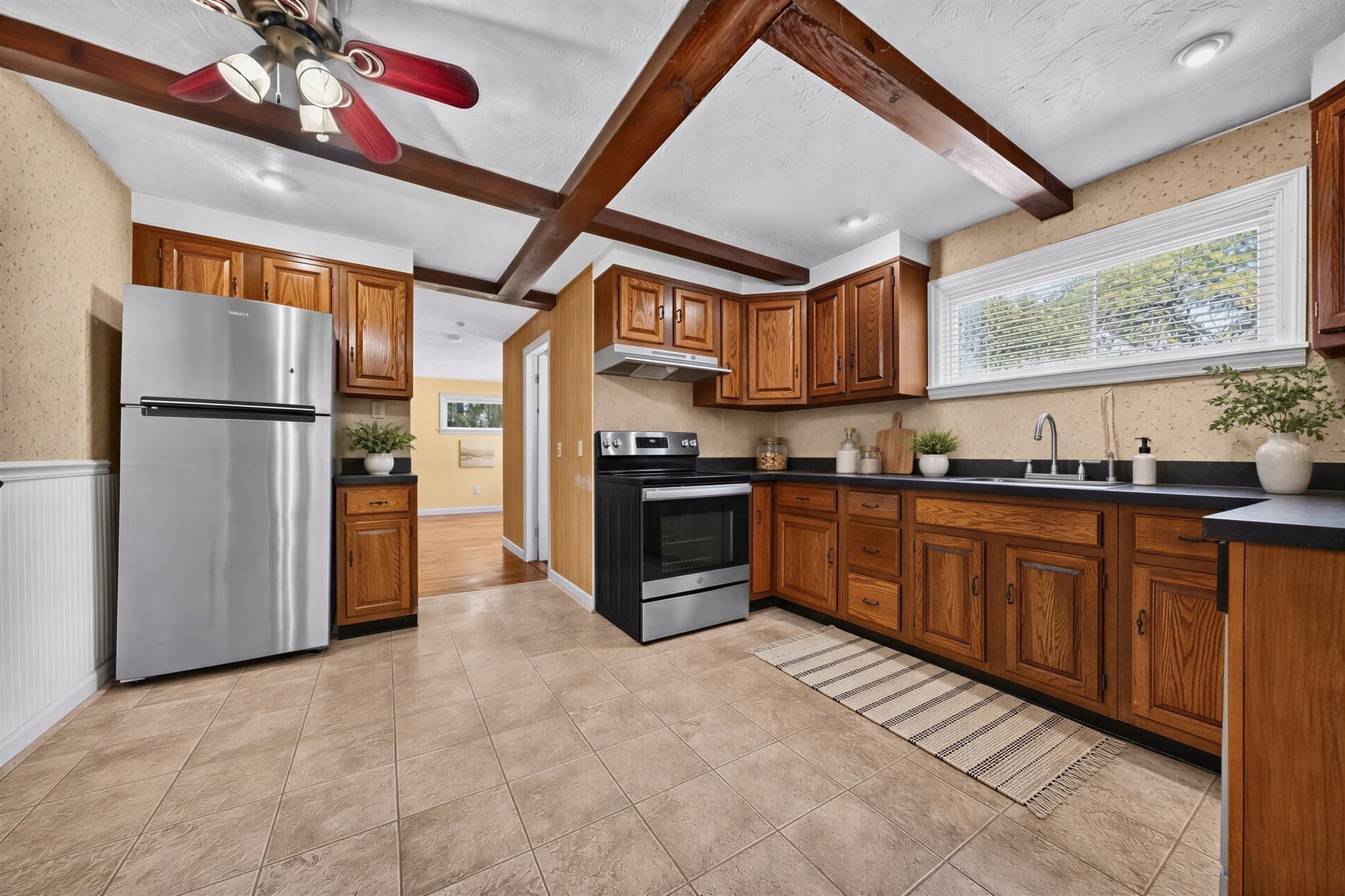 Single Family Residence at 31 Westmorland Dr, Worcester MA 01602, Worcester, photo 4 of 26