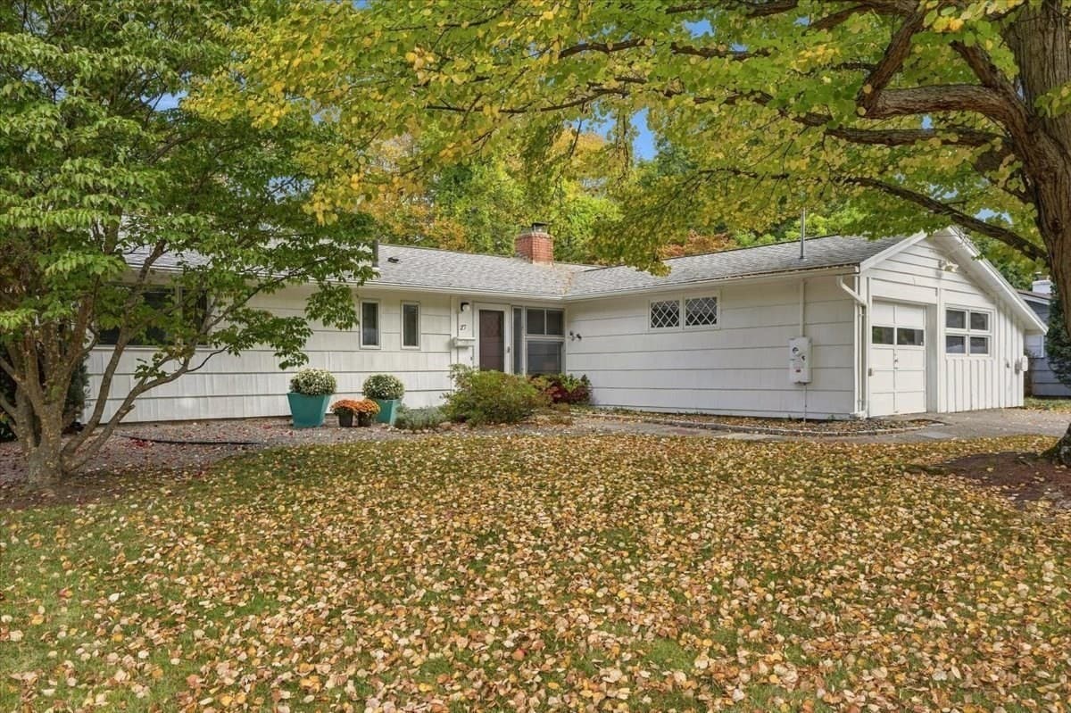 27 Ridgefield Dr, Framingham MA 01701
