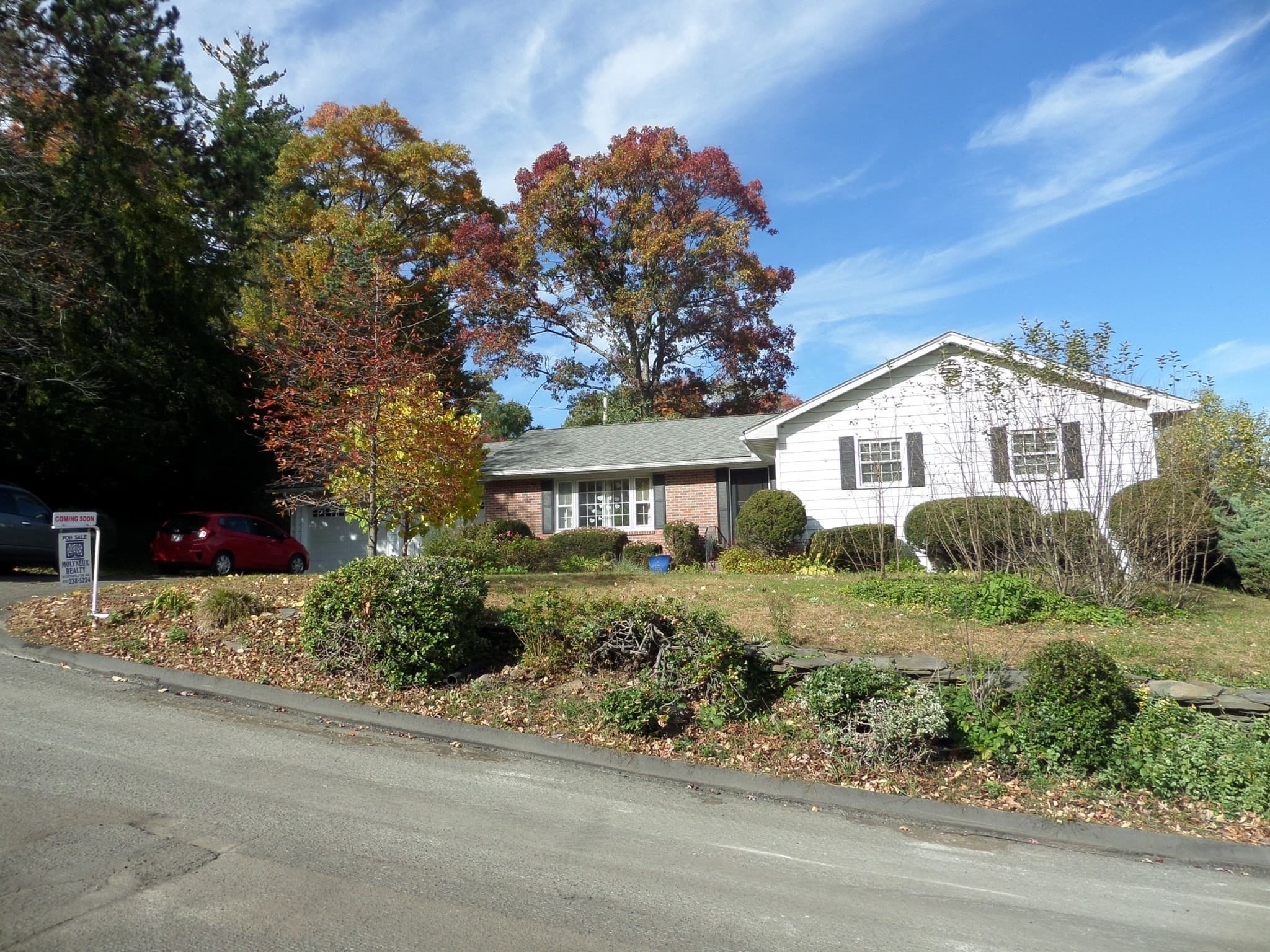 Single Family Residence at 76 Hillview Rd, Holyoke MA 01040, photo 2 of 33