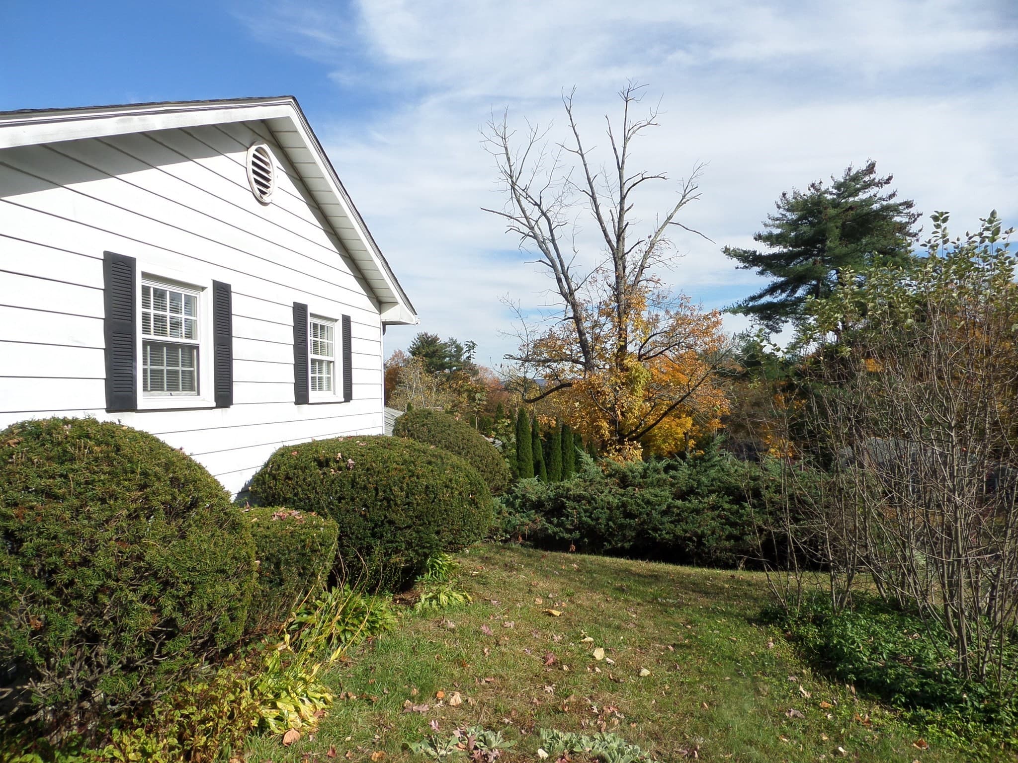 Single Family Residence at 76 Hillview Rd, Holyoke MA 01040, photo 4 of 33