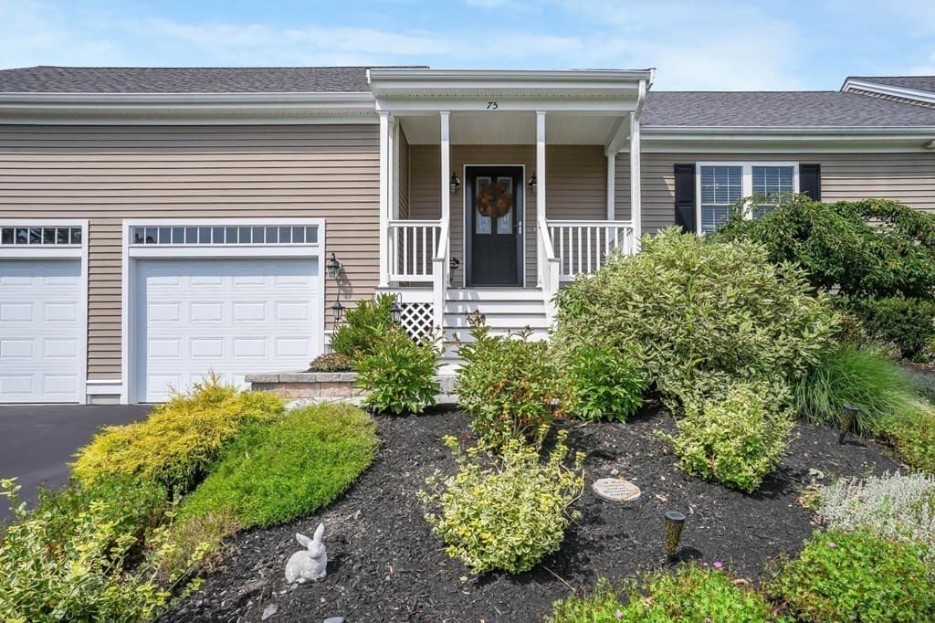 Condominium at 75 Bear Paw Trl # 75, Taunton MA 02718, Taunton, photo 4 of 41