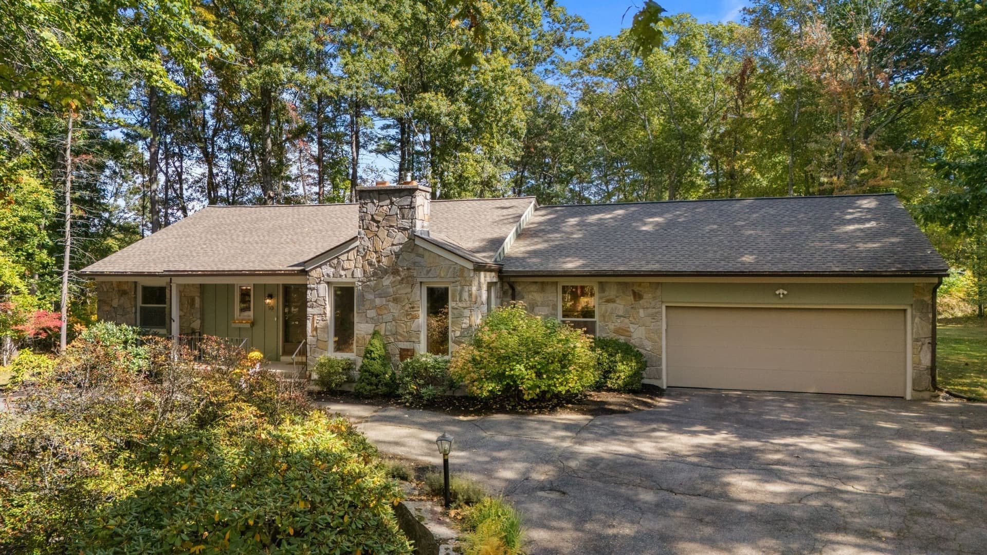 10 Lantern Rd, Framingham MA 01702