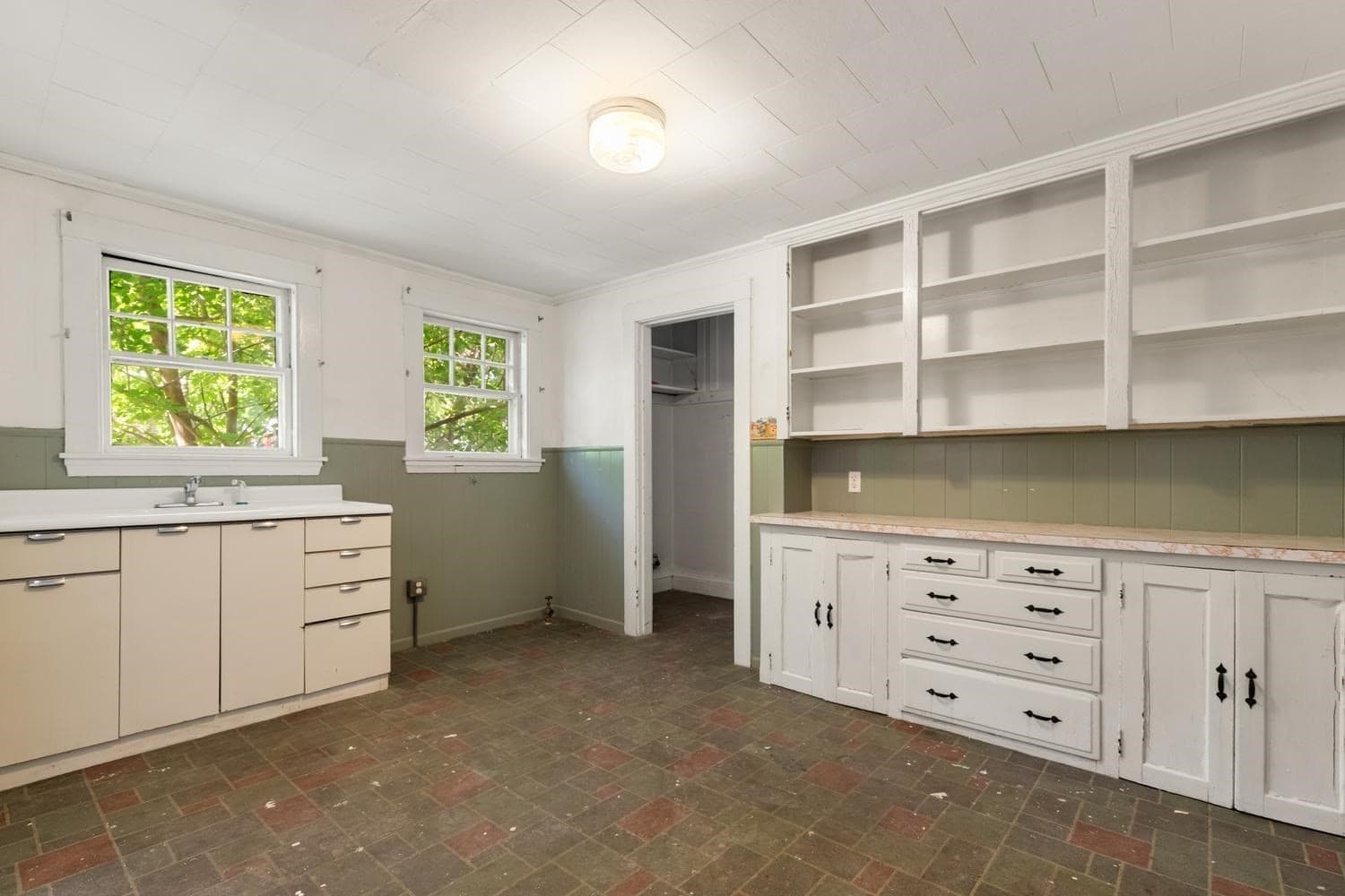 2 Family - 2 Units Up/Down at 326-328 Charles River Rd, Watertown MA 02472, Watertown, photo 28 of 33