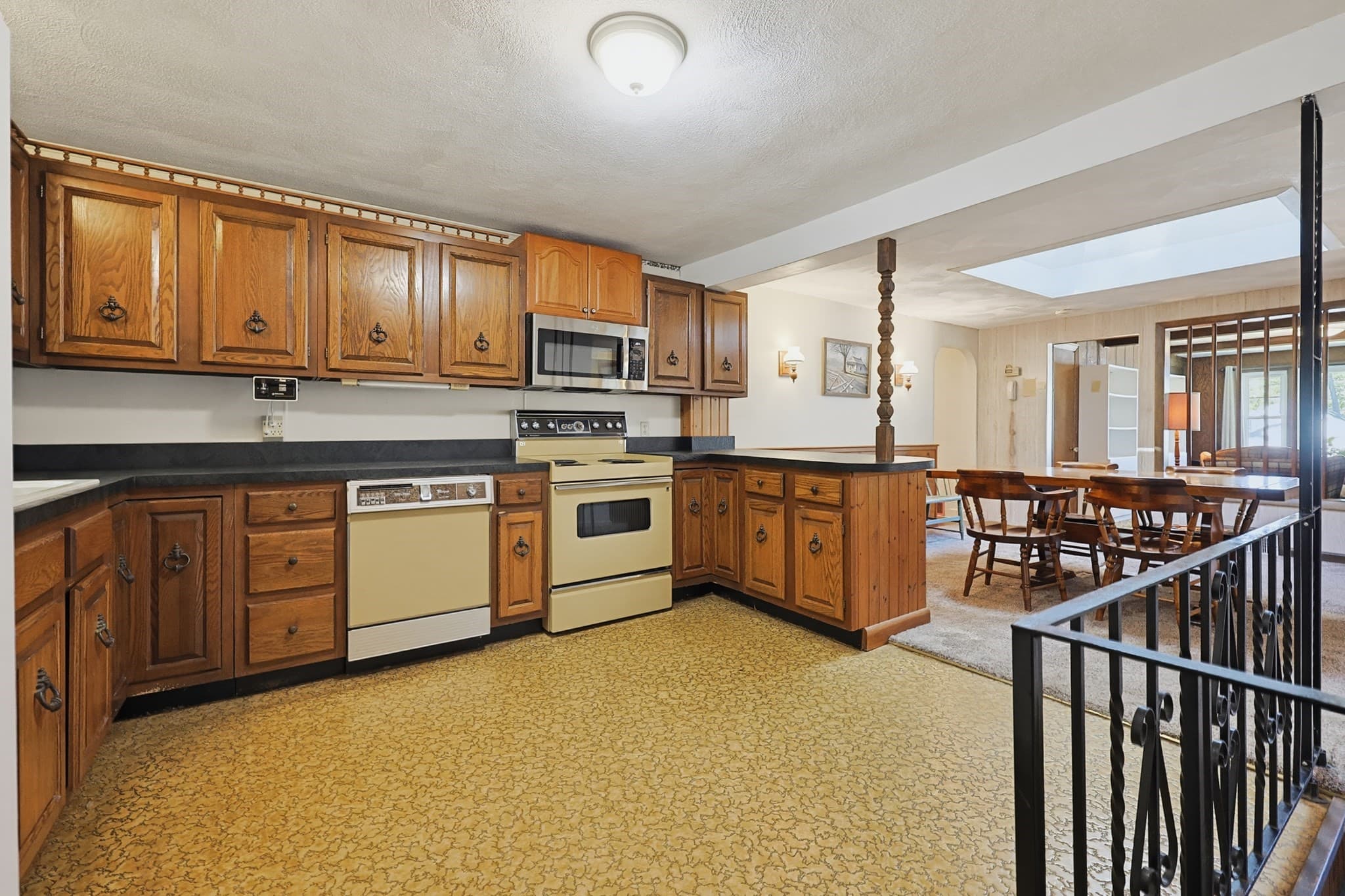 Single Family Residence at 121 Park Circle, Attleboro MA 02703, Attleboro, photo 4 of 34