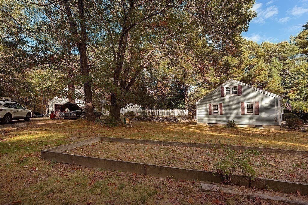 Single Family Residence at 375 Old Russell Street, Woburn MA 01801, Woburn, photo 10 of 15