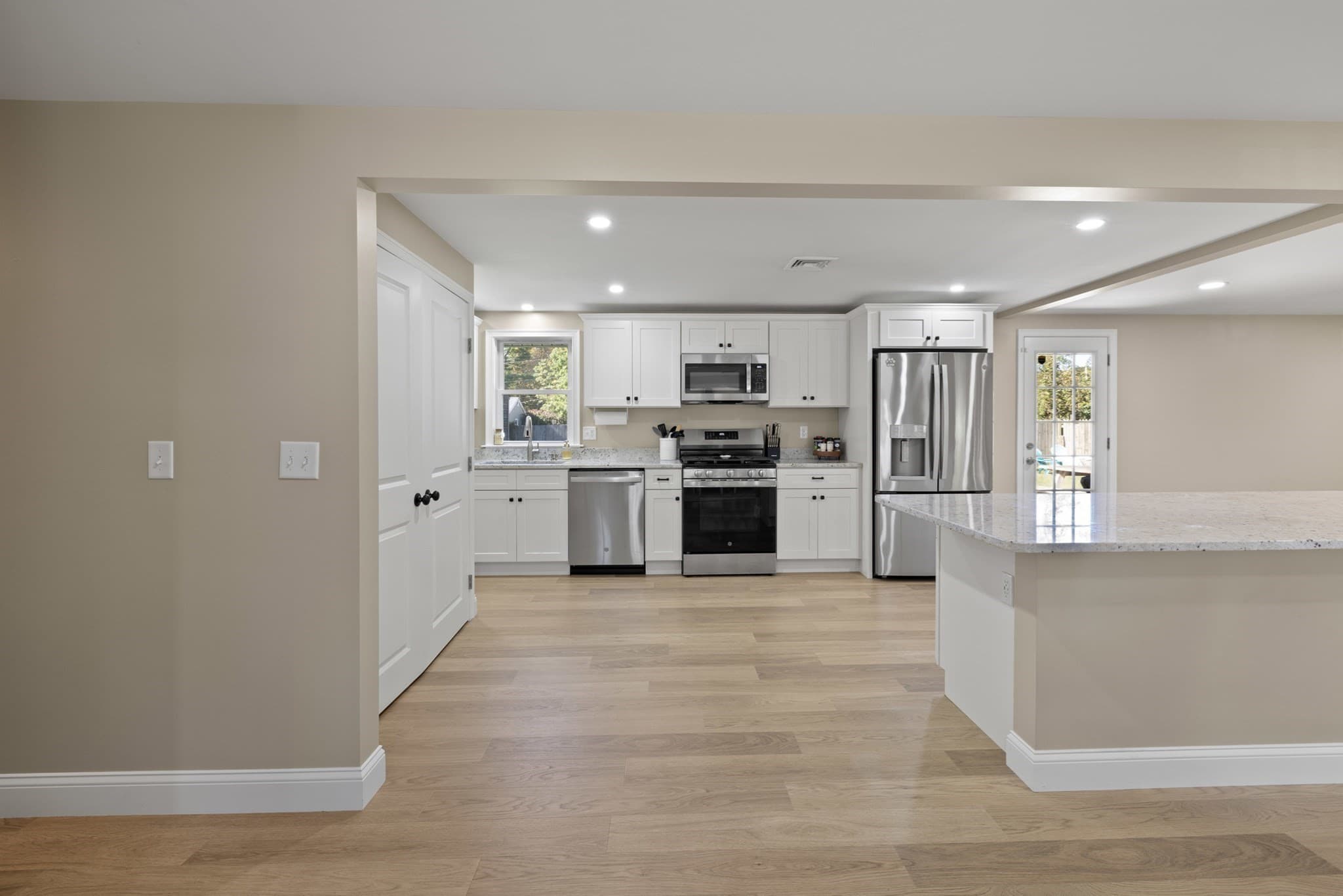 Single Family Residence at 14 Dennis Ln, Wareham MA 02571, Wareham, photo 4 of 35