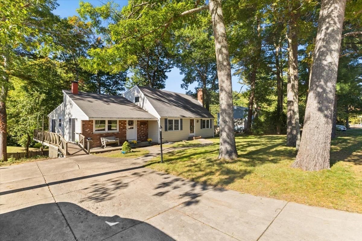 Single Family Residence at 286 Pembroke St, Kingston MA 02364, photo 2 of 42